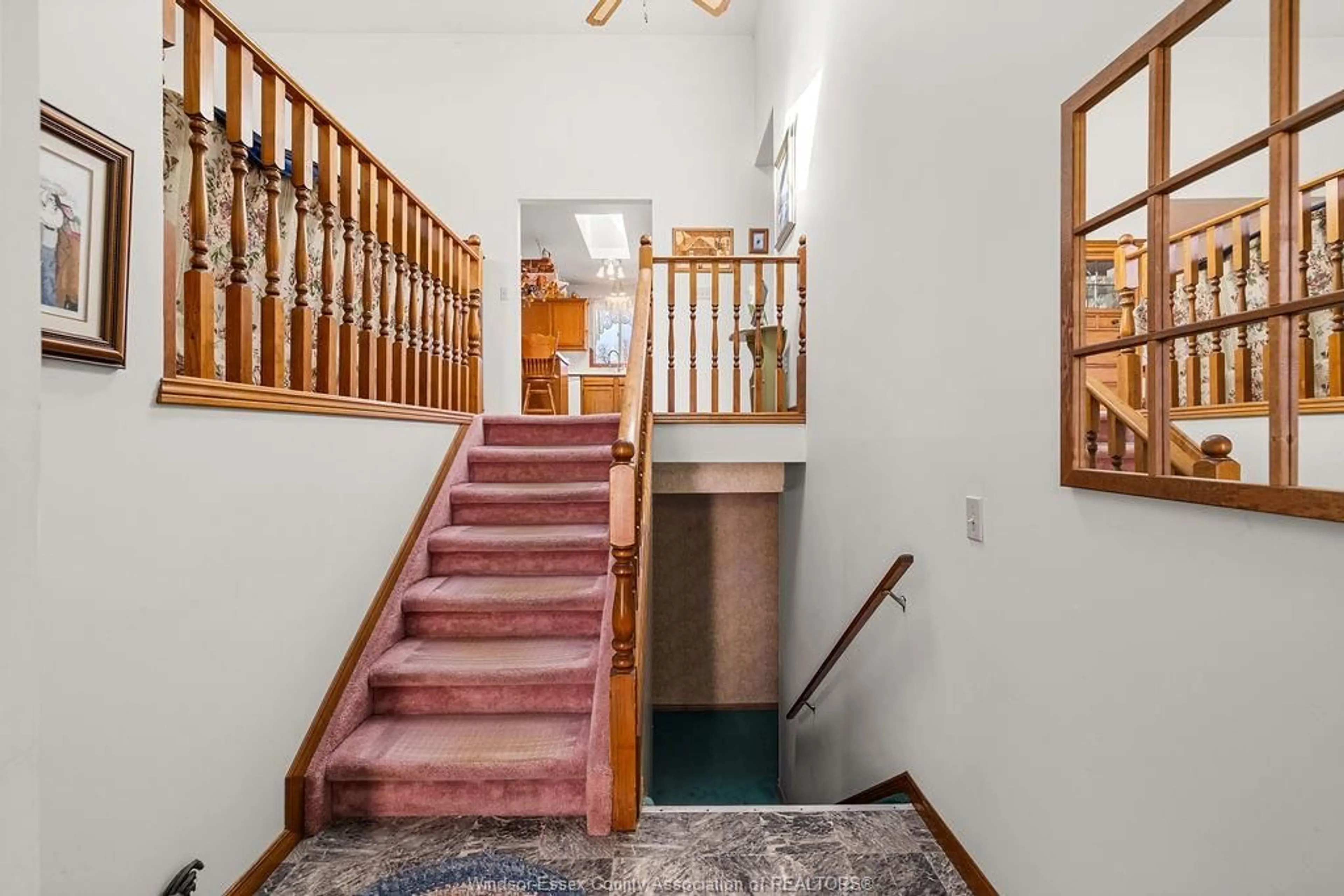 Indoor foyer for 292 RAMBLEWOOD, LaSalle Ontario N9J 3B3
