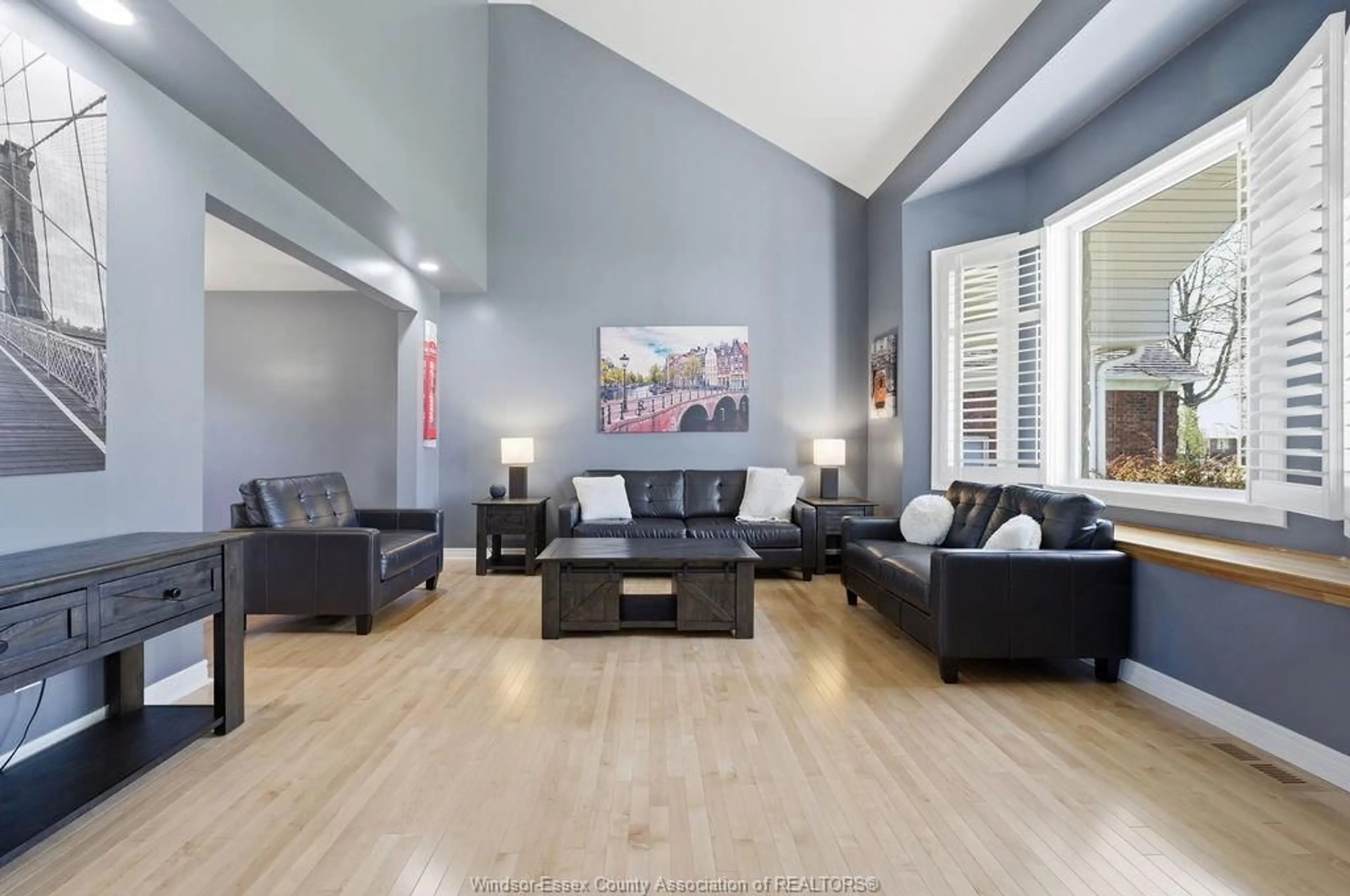 Living room with furniture, wood/laminate floor for 552 OLD TECUMSEH Rd, Lakeshore Ontario N0R 1A0