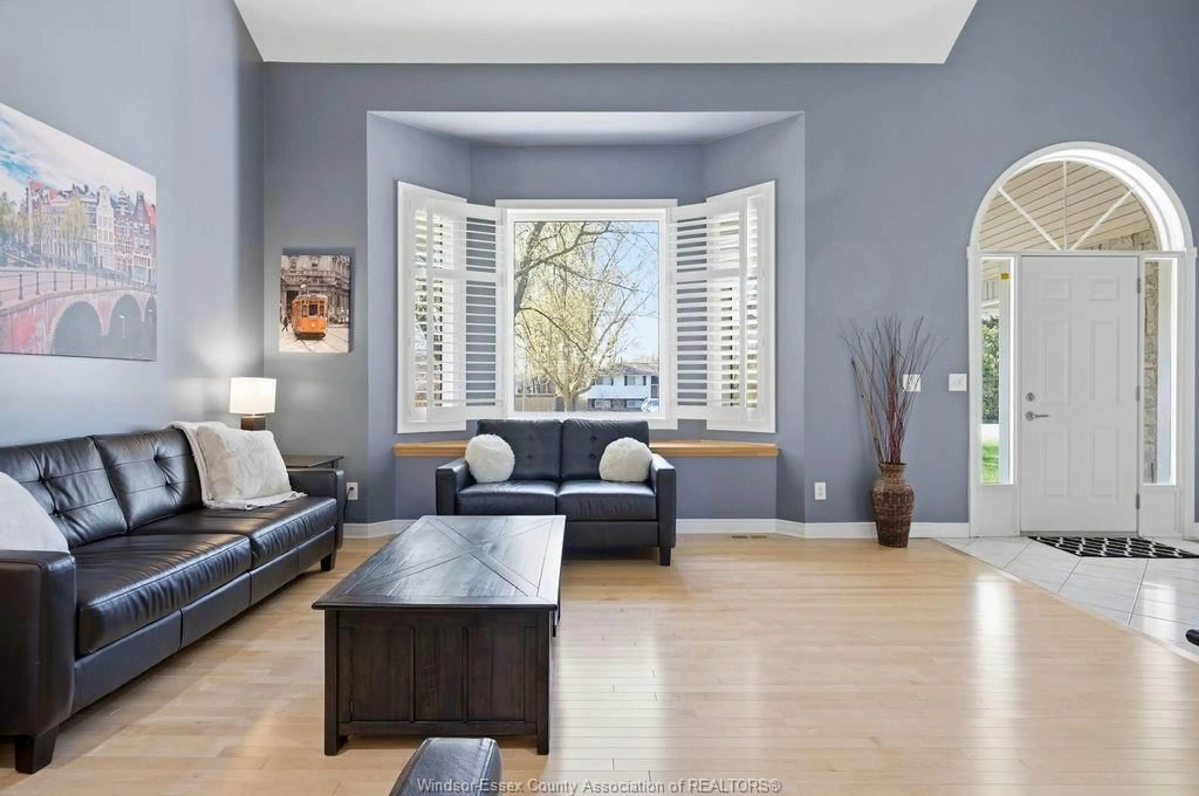 Living room with furniture, wood/laminate floor for 552 OLD TECUMSEH Rd, Lakeshore Ontario N0R 1A0