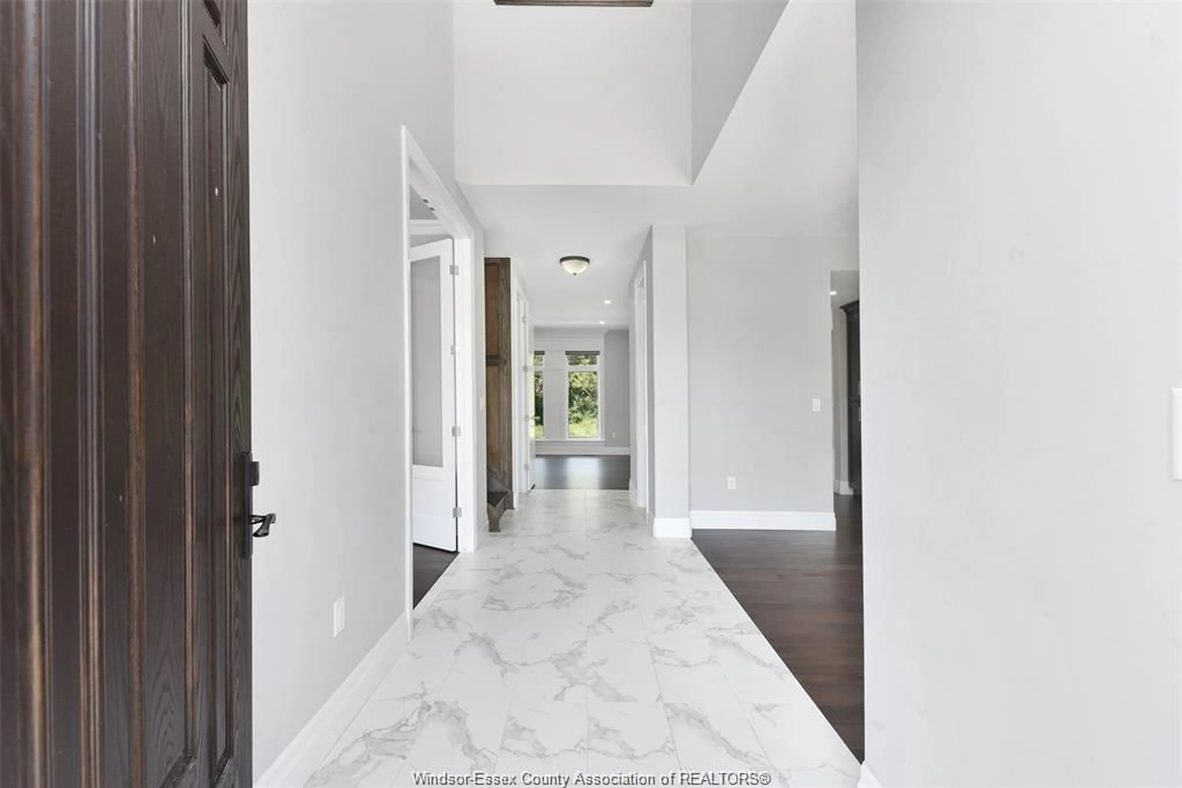 Indoor entryway for 566 MAGUIRE St, Windsor Ontario N9E 0A6