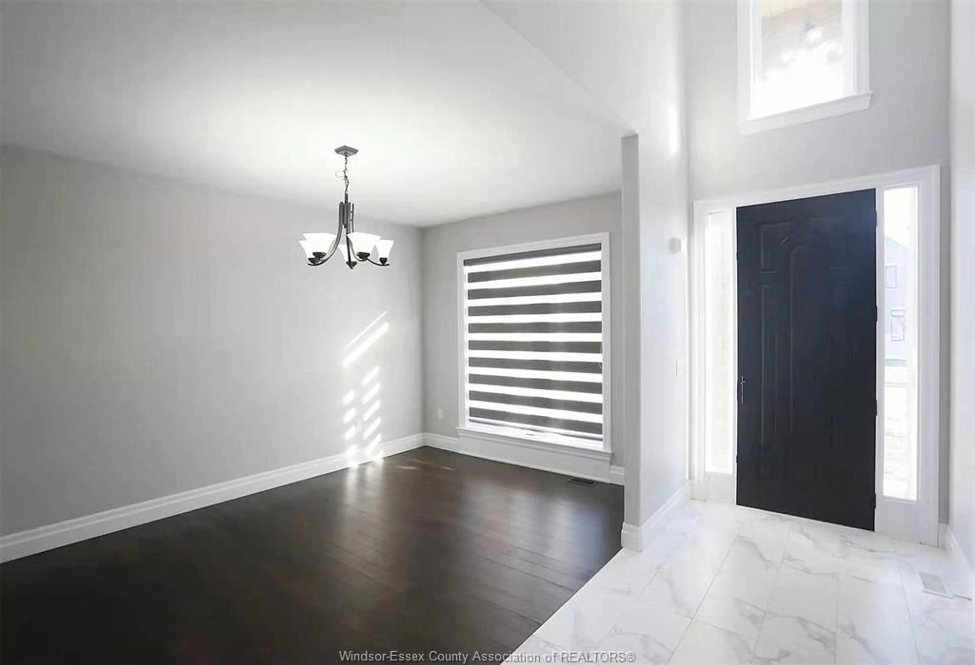 Indoor entryway for 566 MAGUIRE St, Windsor Ontario N9E 0A6