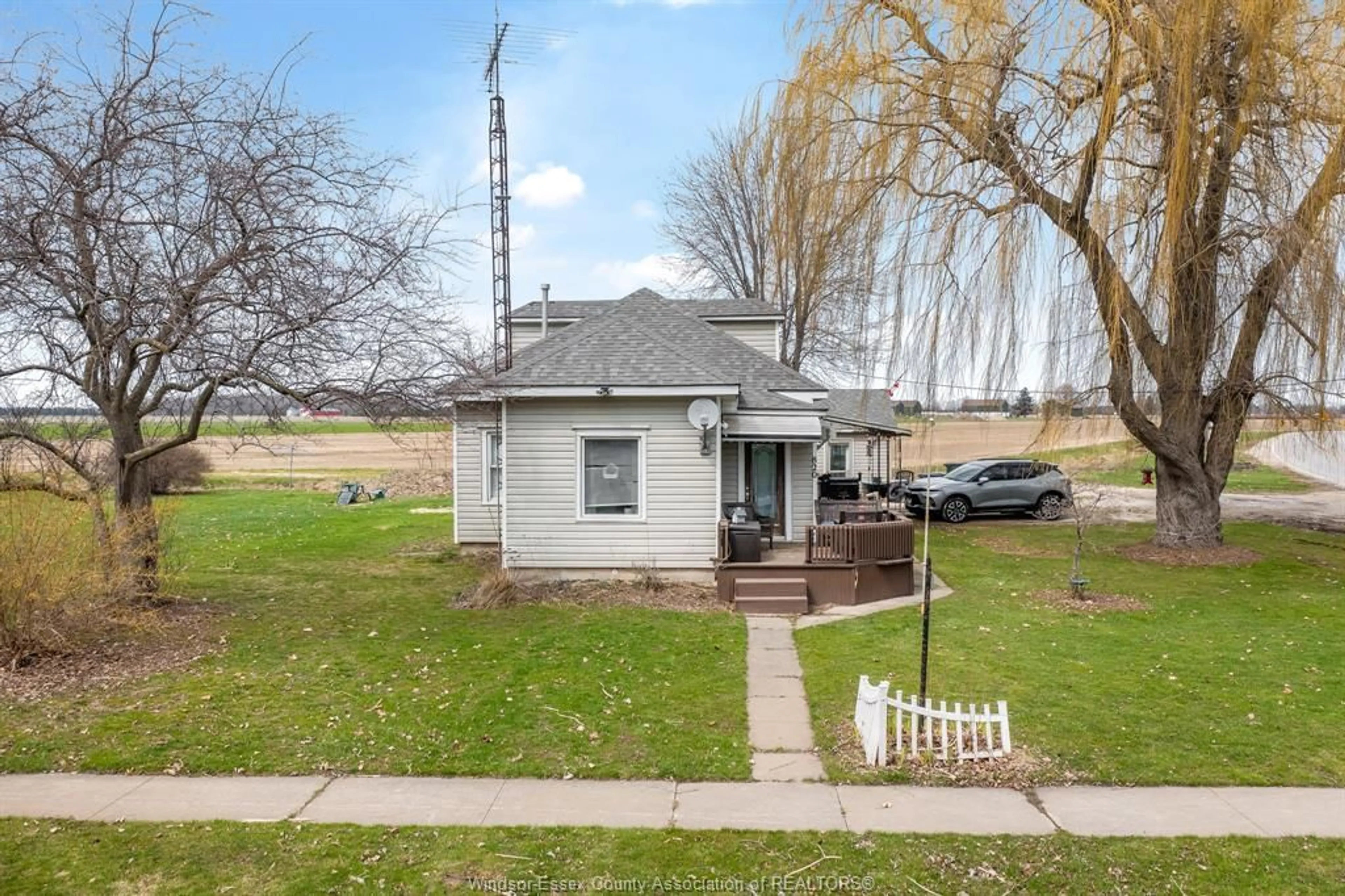 A pic from outside/outdoor area/front of a property/back of a property/a pic from drone, street for 820 TOWANDA Blvd, Erie Beach Ontario N0P 1A0