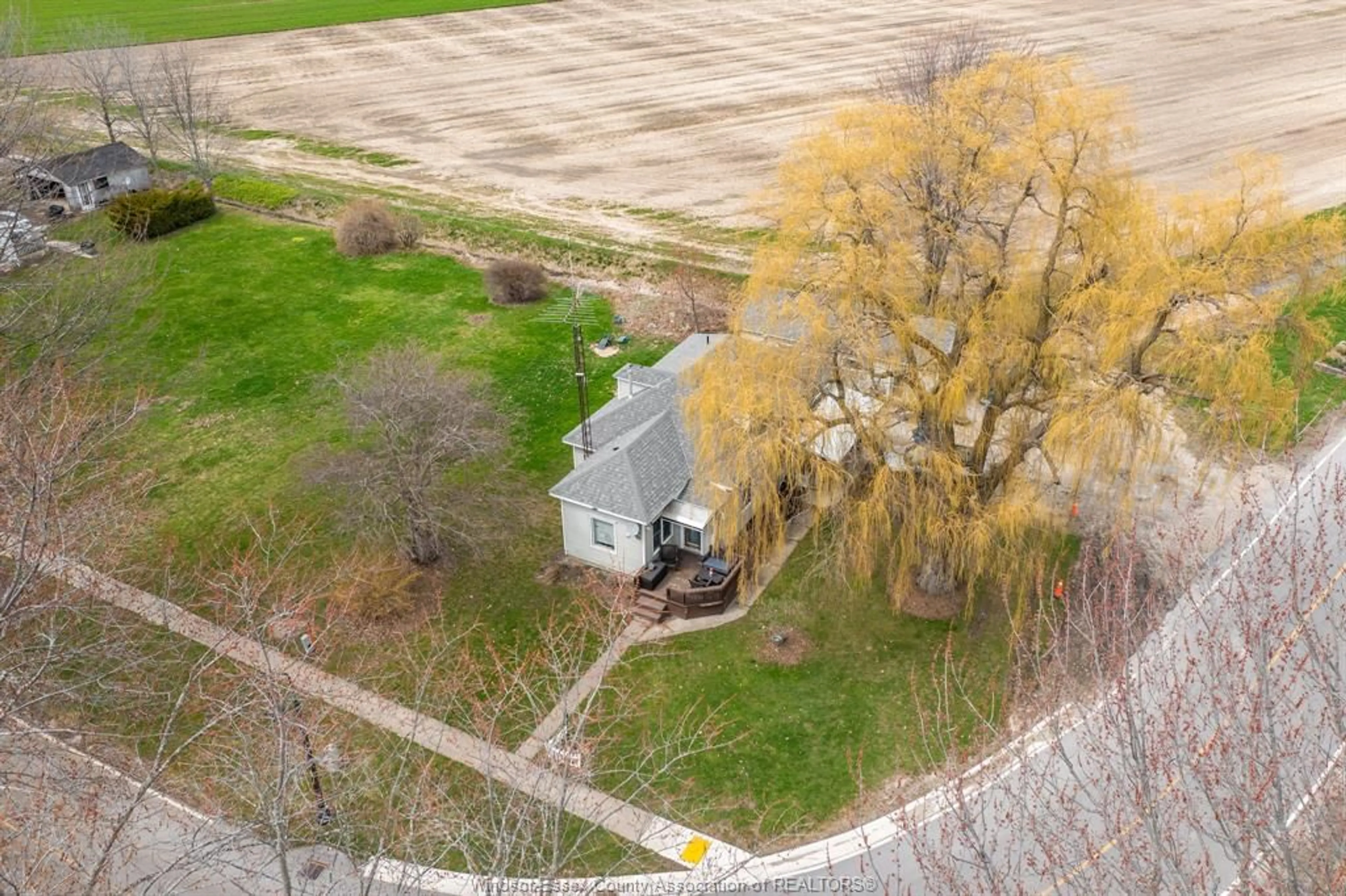 A pic from outside/outdoor area/front of a property/back of a property/a pic from drone, street for 820 TOWANDA Blvd, Erie Beach Ontario N0P 1A0