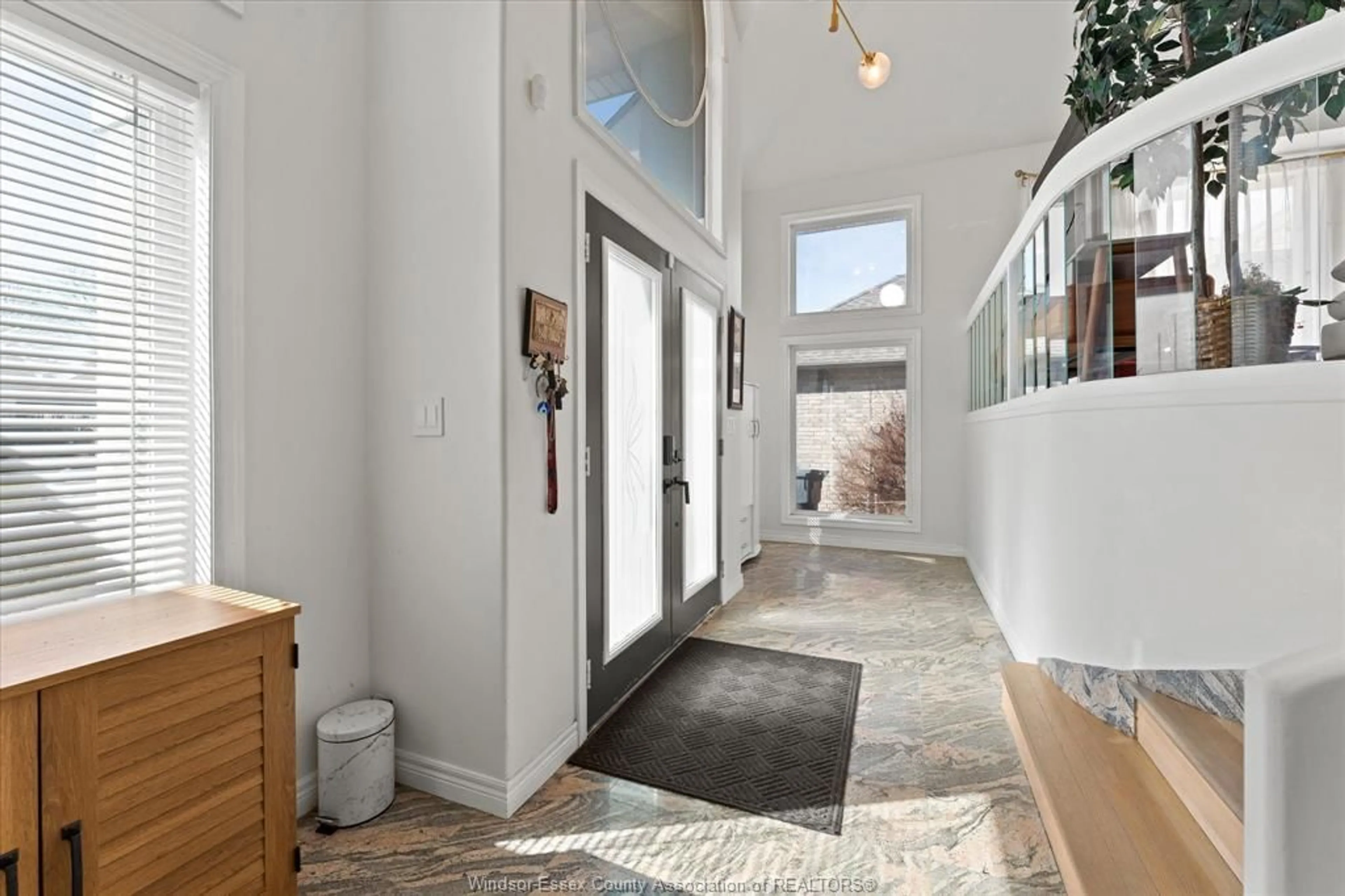 Indoor entryway for 938 NOVA, Windsor Ontario N9G 2S6