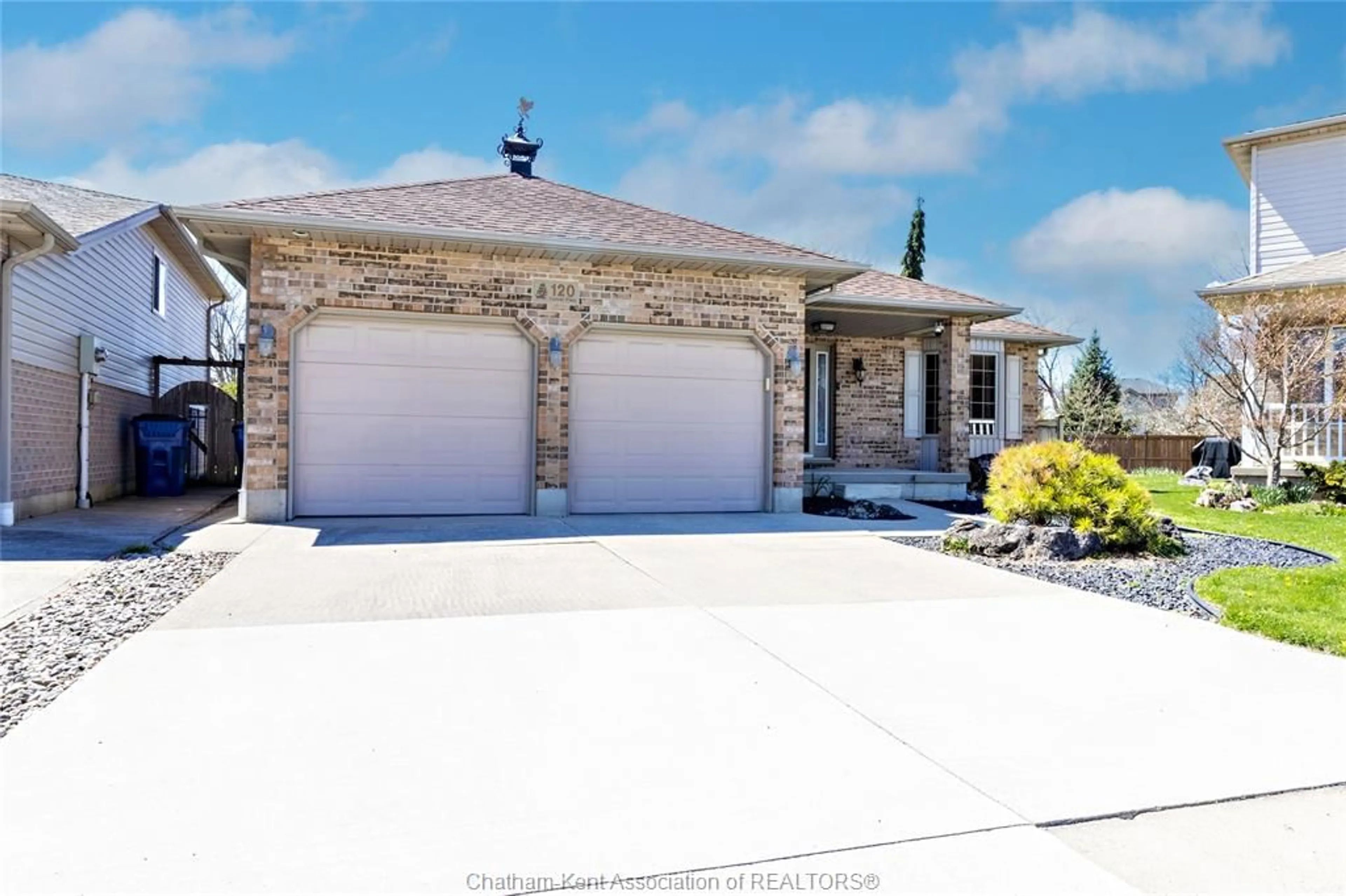 Home with vinyl exterior material, street for 120 CARTIER Pl, Chatham Ontario N7L 5R1