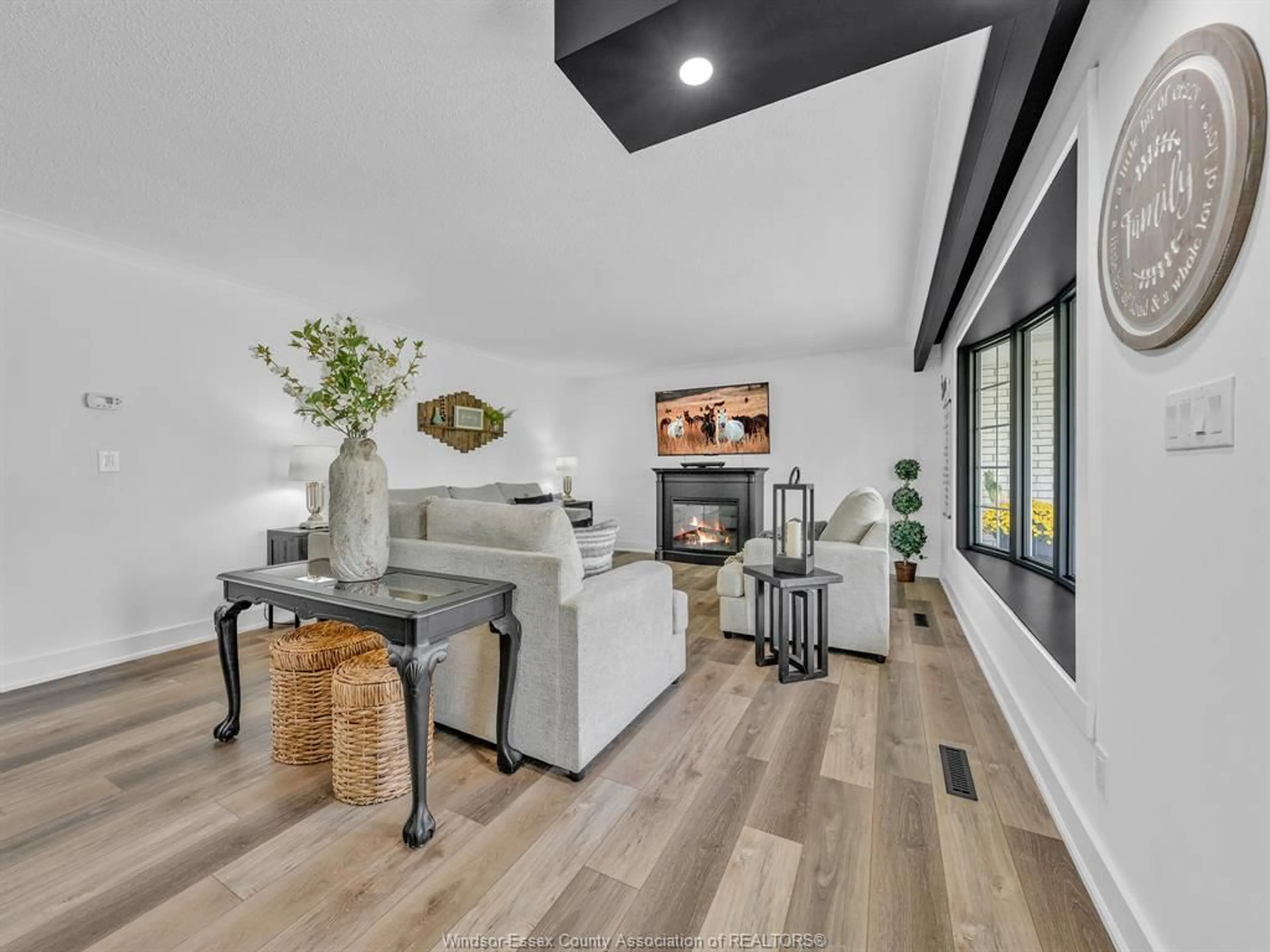 Indoor entryway for 1367 Oxford Ave, Kingsville Ontario N9Y 2S8