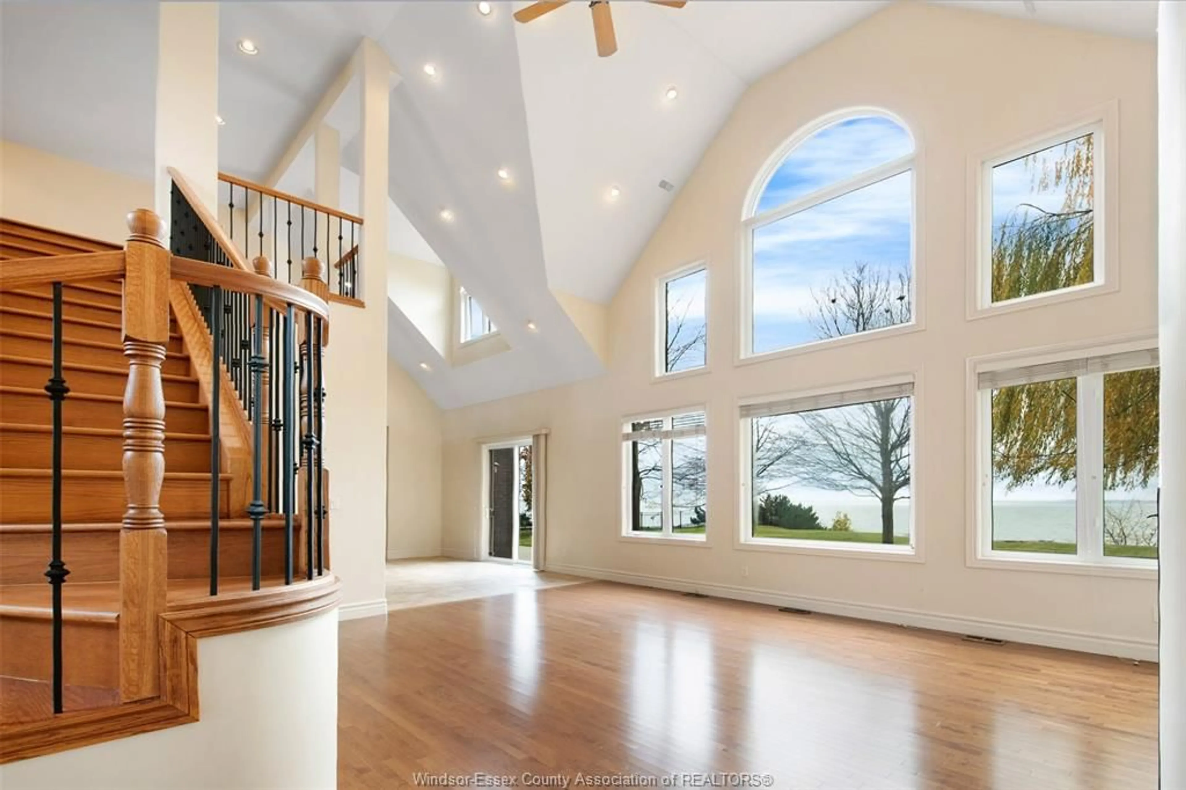 Indoor foyer for 2055 HICKORY Lane, Kingsville Ontario N9Y 2X9