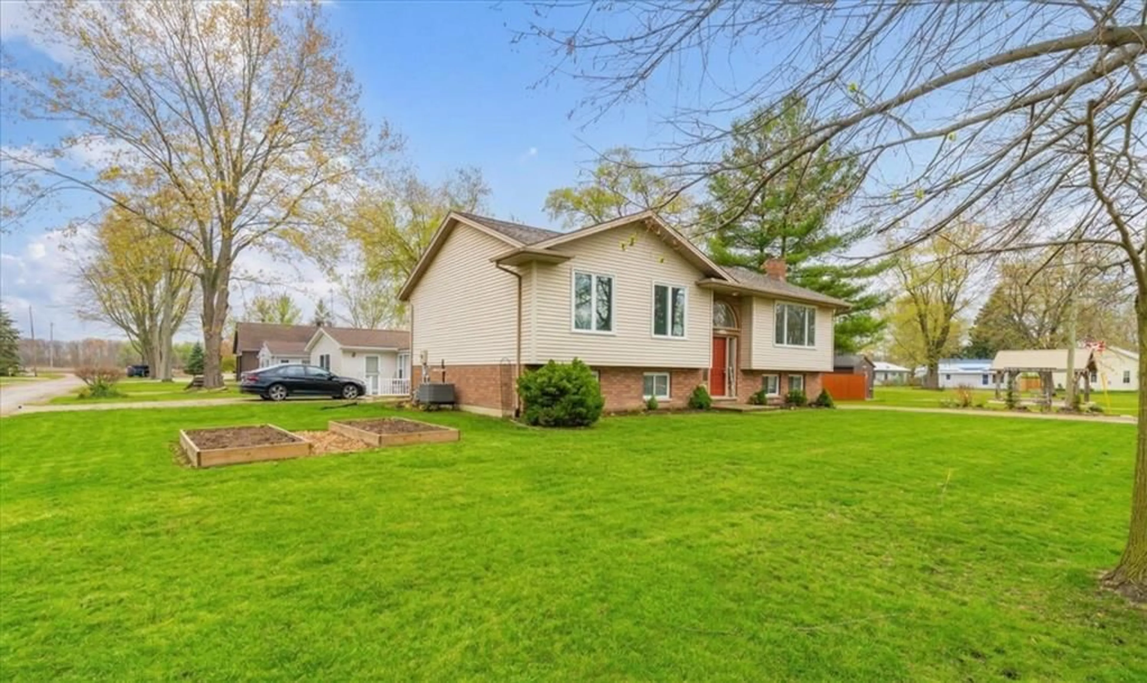 Home with vinyl exterior material, street for 4547 WILLIAM St, Plympton-Wyoming Ontario N0N 1J6