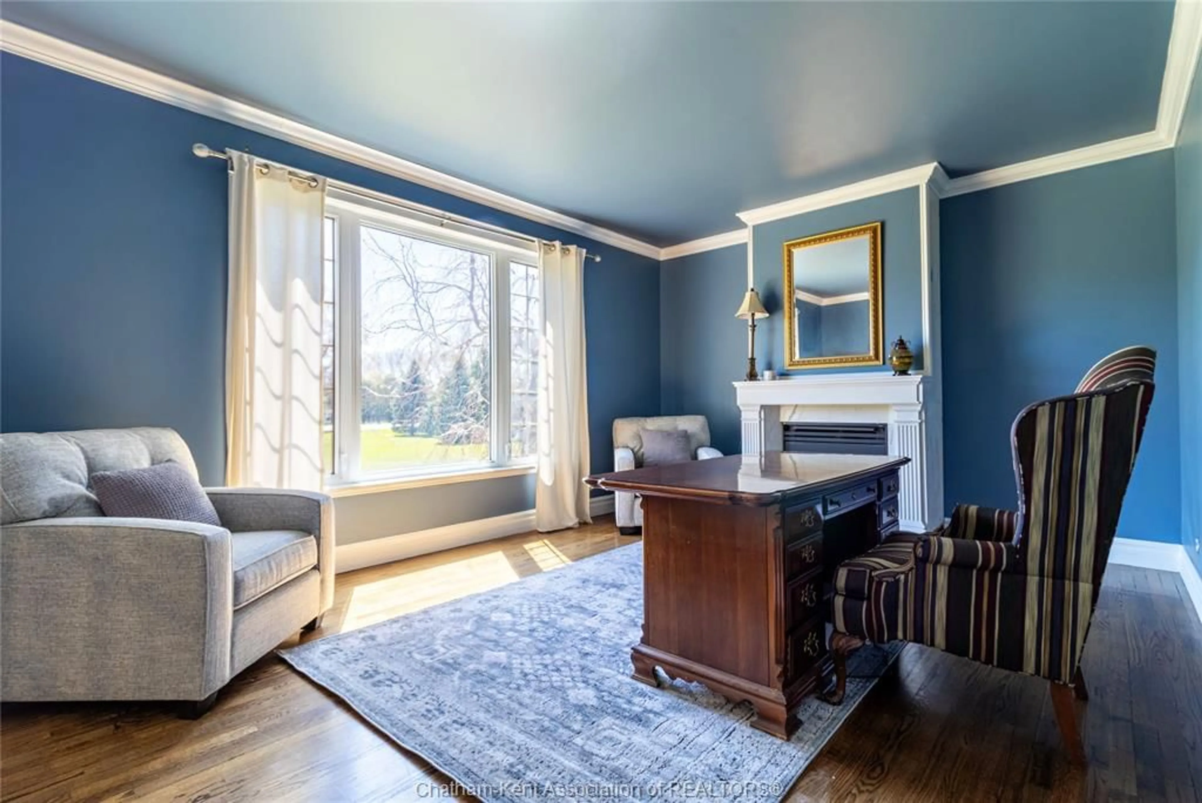 Living room with furniture, unknown for 23356 DEW DROP Rd, Thamesville Ontario N0P 2K0