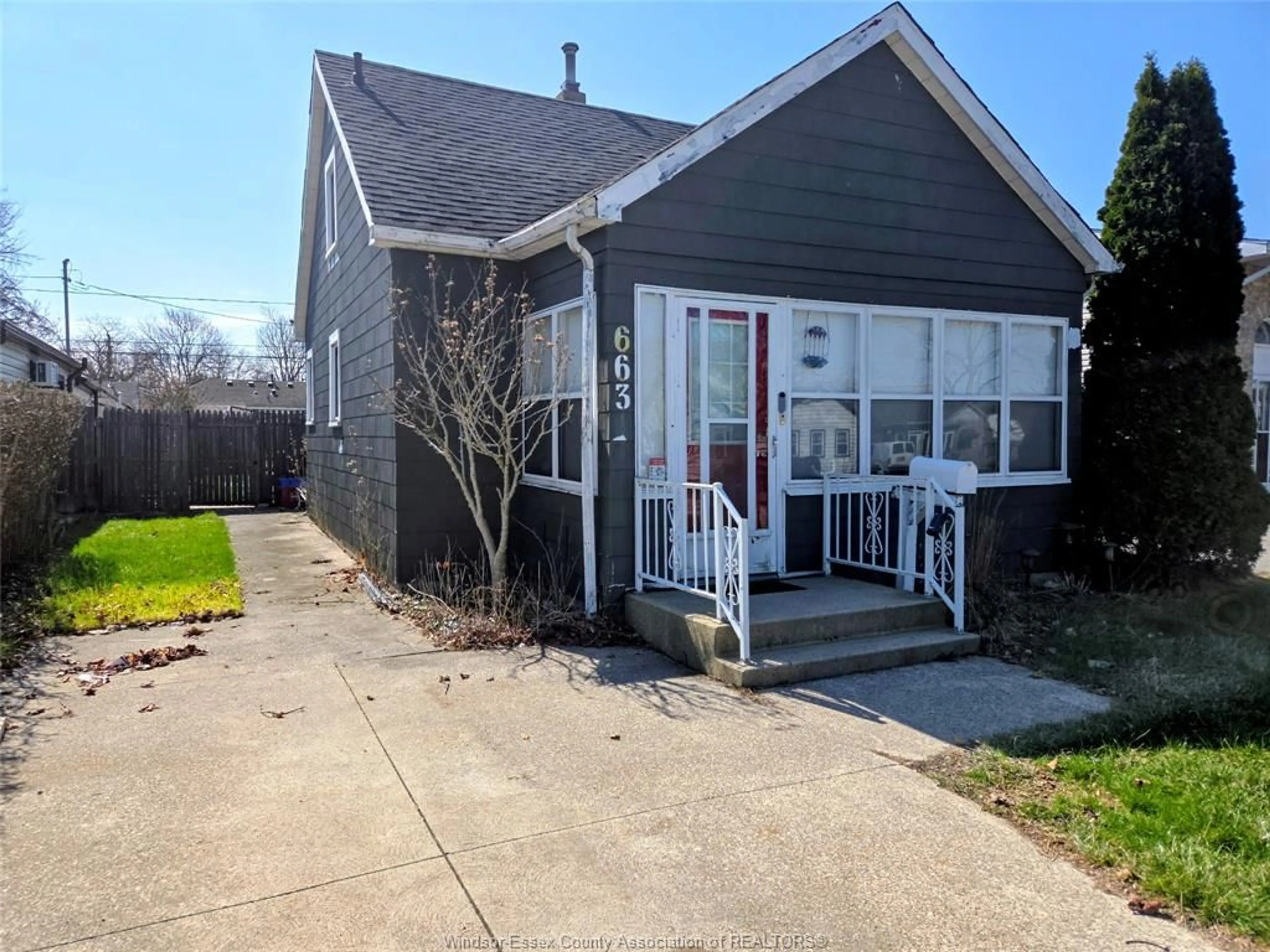 Home with vinyl exterior material, street for 663 HILDEGARDE St, Windsor Ontario N8X 2Z7