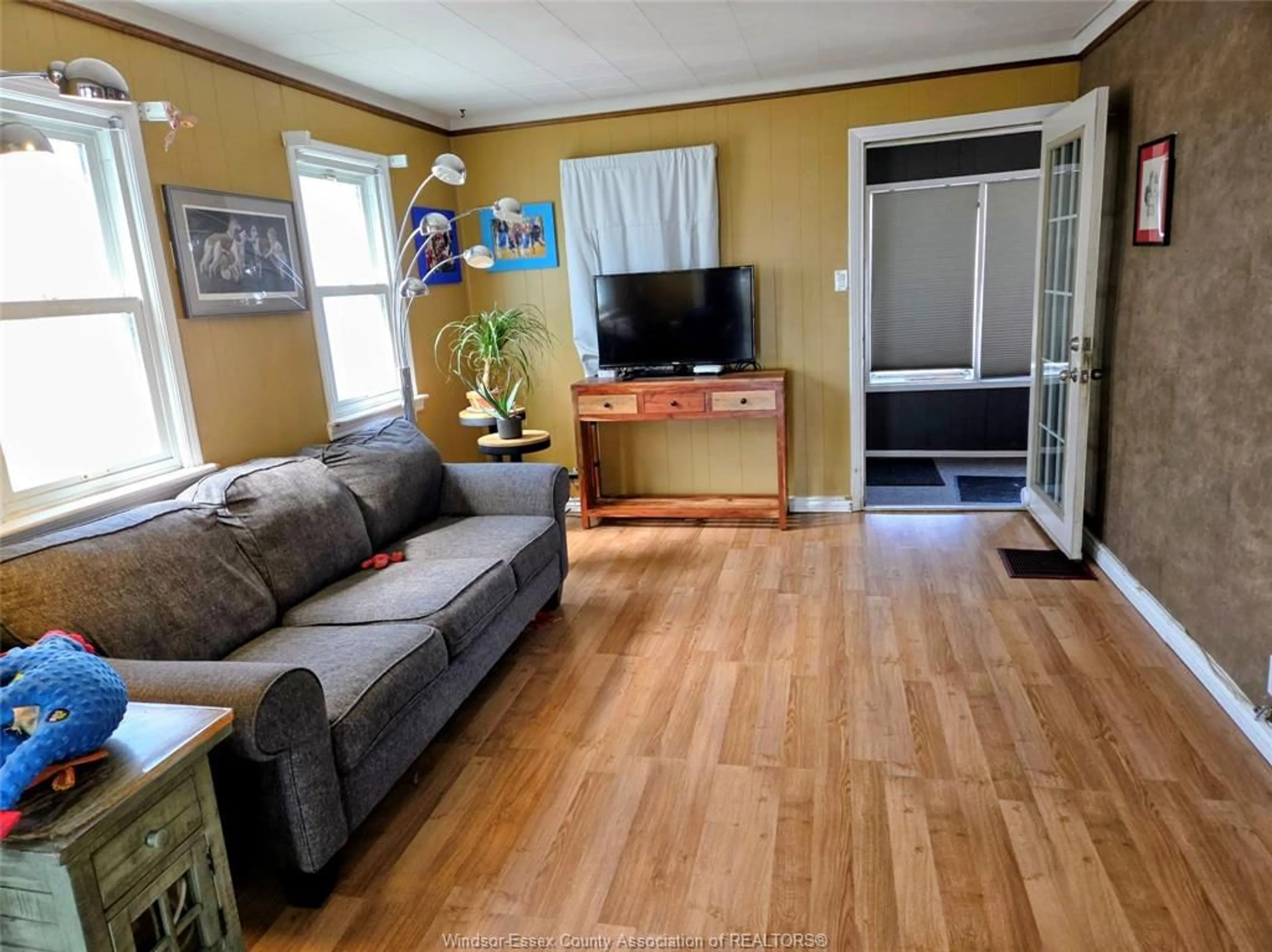 Living room with furniture, wood/laminate floor for 663 HILDEGARDE St, Windsor Ontario N8X 2Z7
