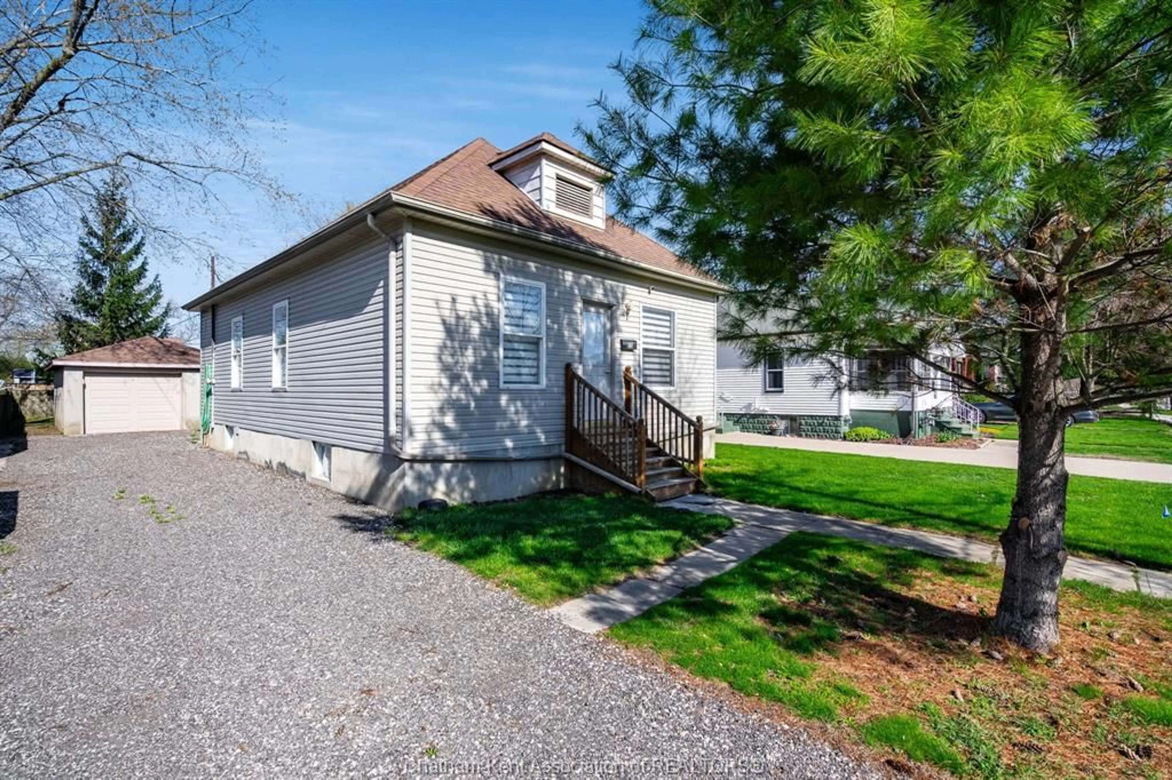 Home with vinyl exterior material, street for 35 Chestnut St, Leamington Ontario N8H 3K4