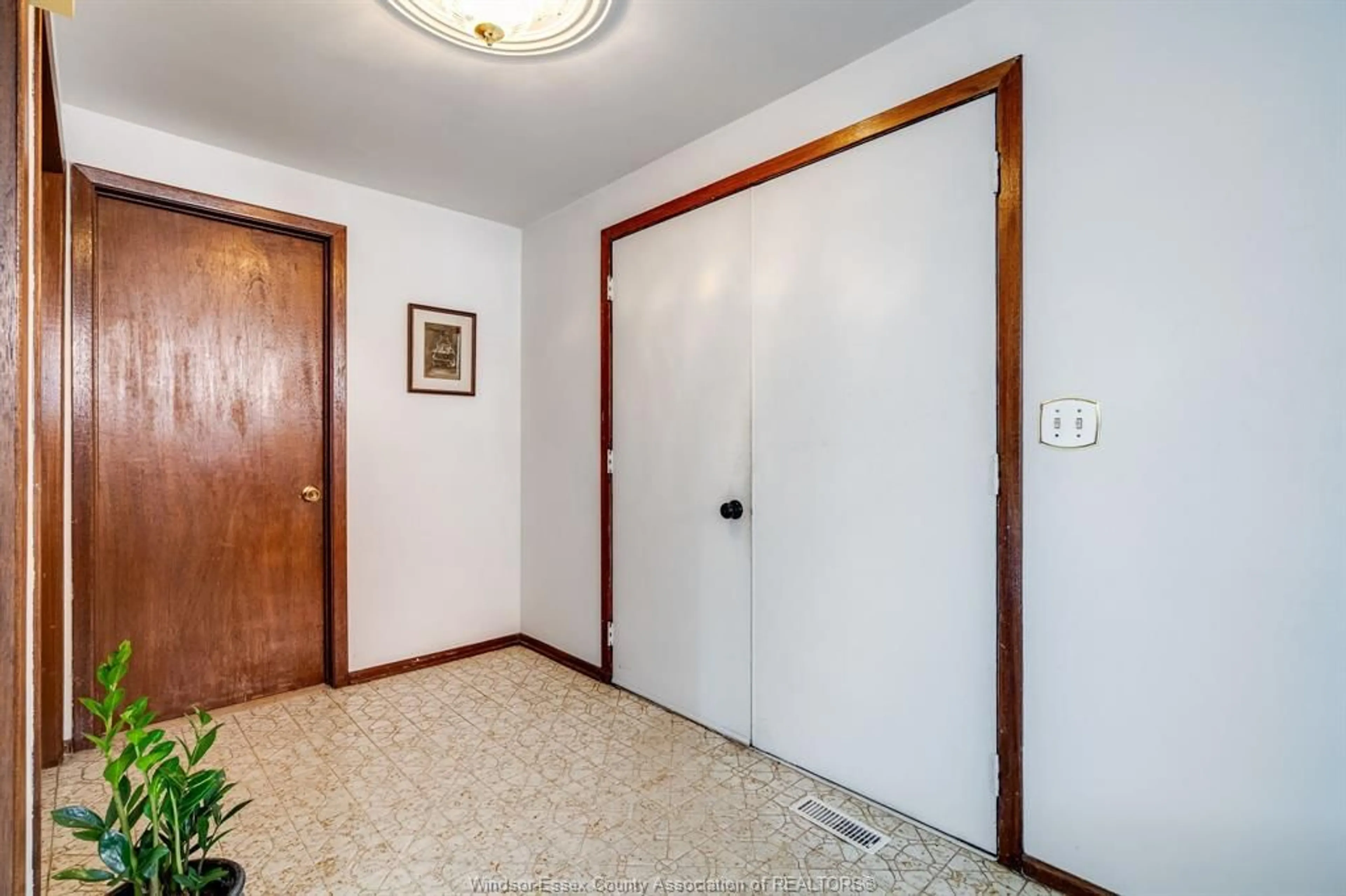 Indoor foyer for 3770 Huntington, Windsor Ontario N9E 3W8