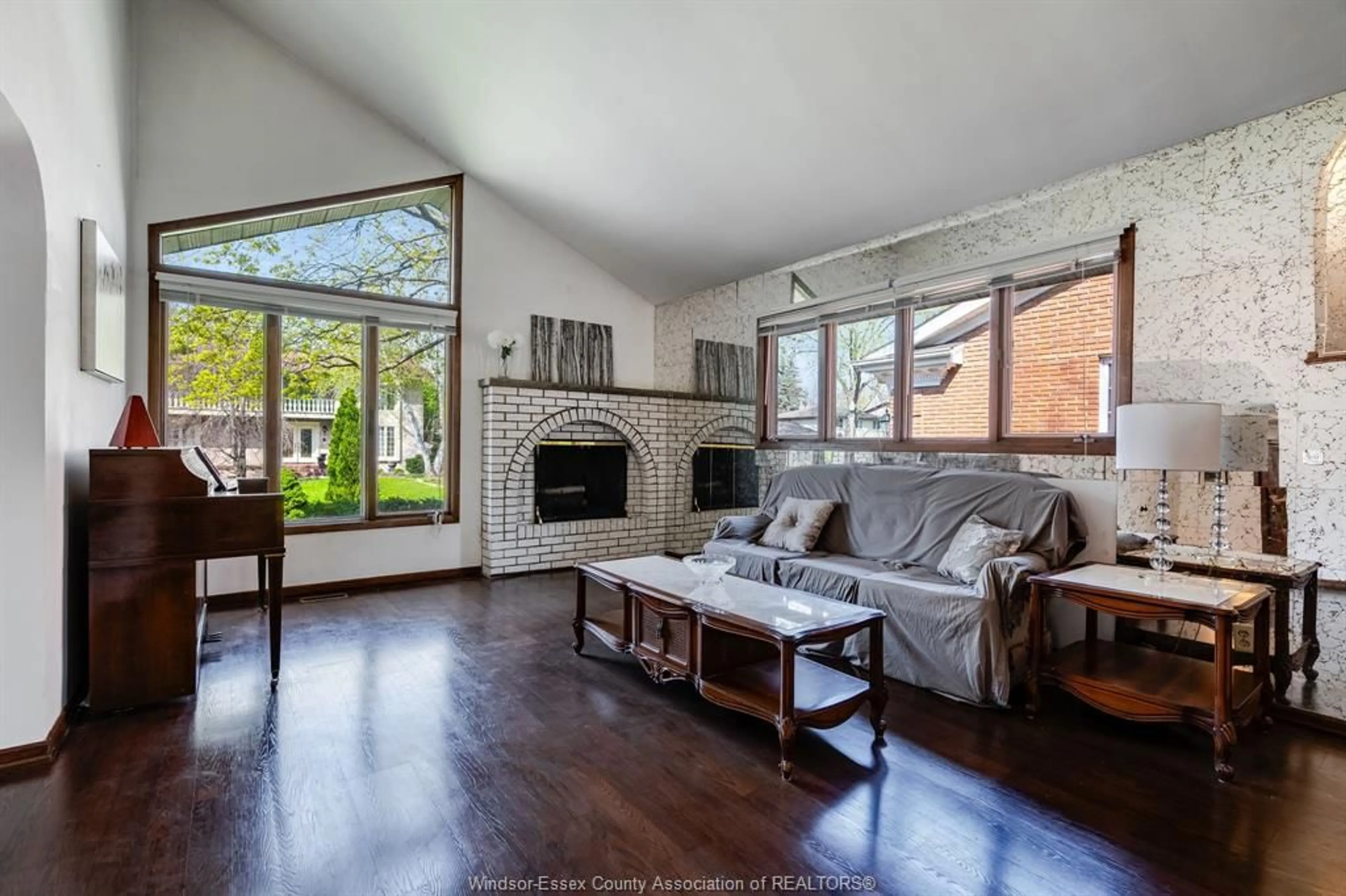 Living room with furniture, unknown for 3770 Huntington, Windsor Ontario N9E 3W8