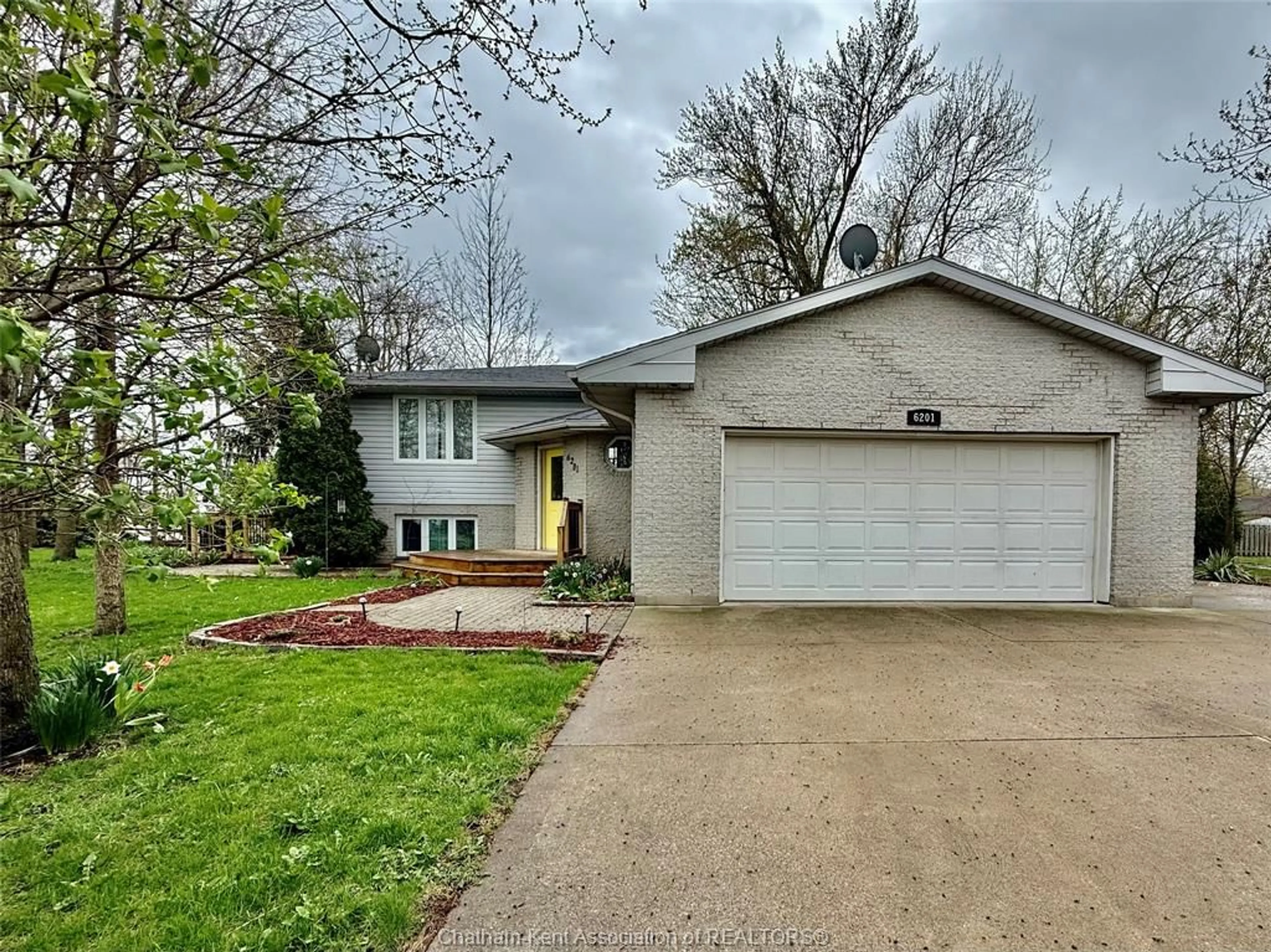 Home with vinyl exterior material, street for 6201 Main St, Comber Ontario N0P 1J0