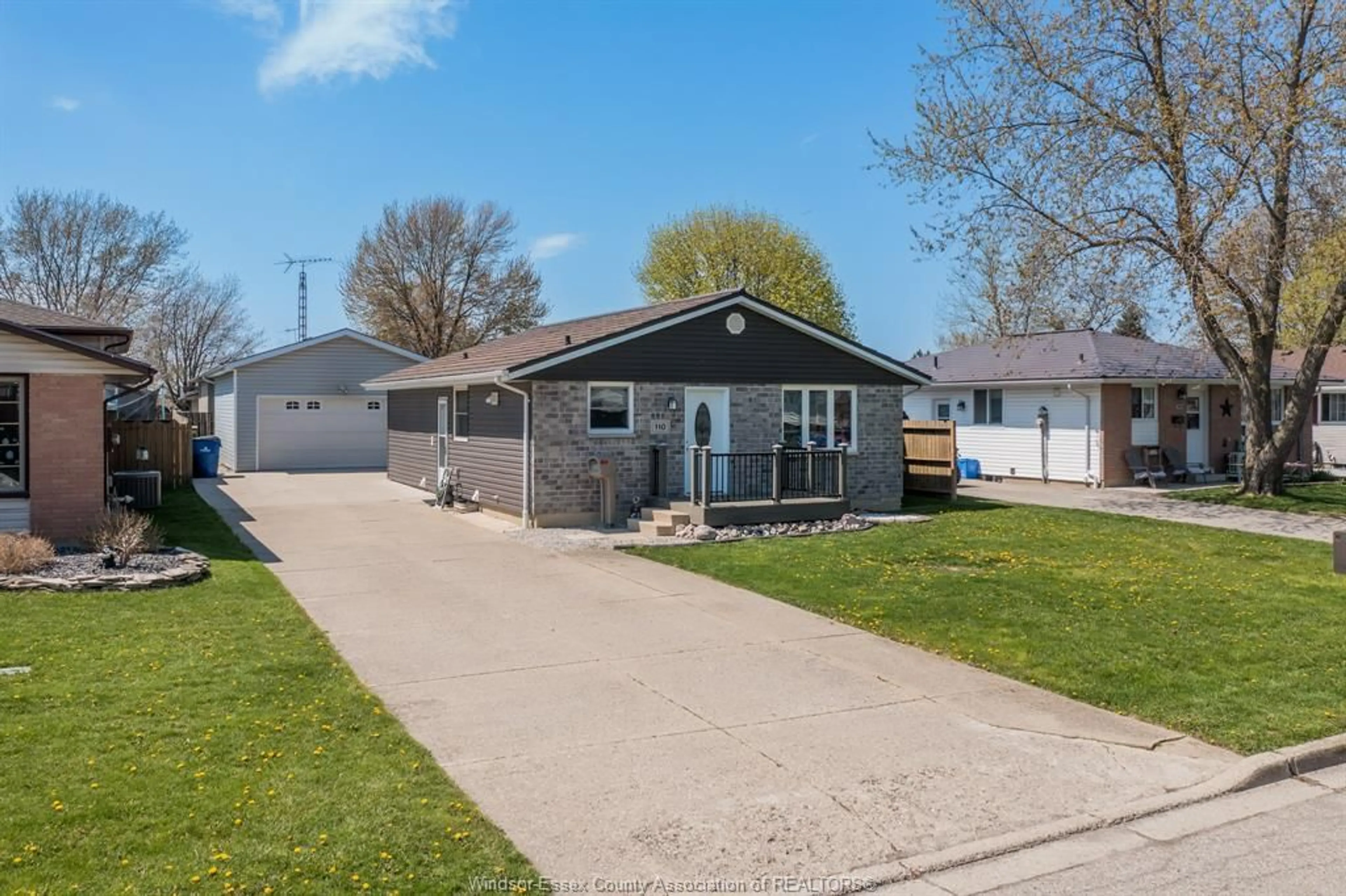 Home with vinyl exterior material, street for 110 HIGHBURY Cres, Wallaceburg Ontario N8A 4T7