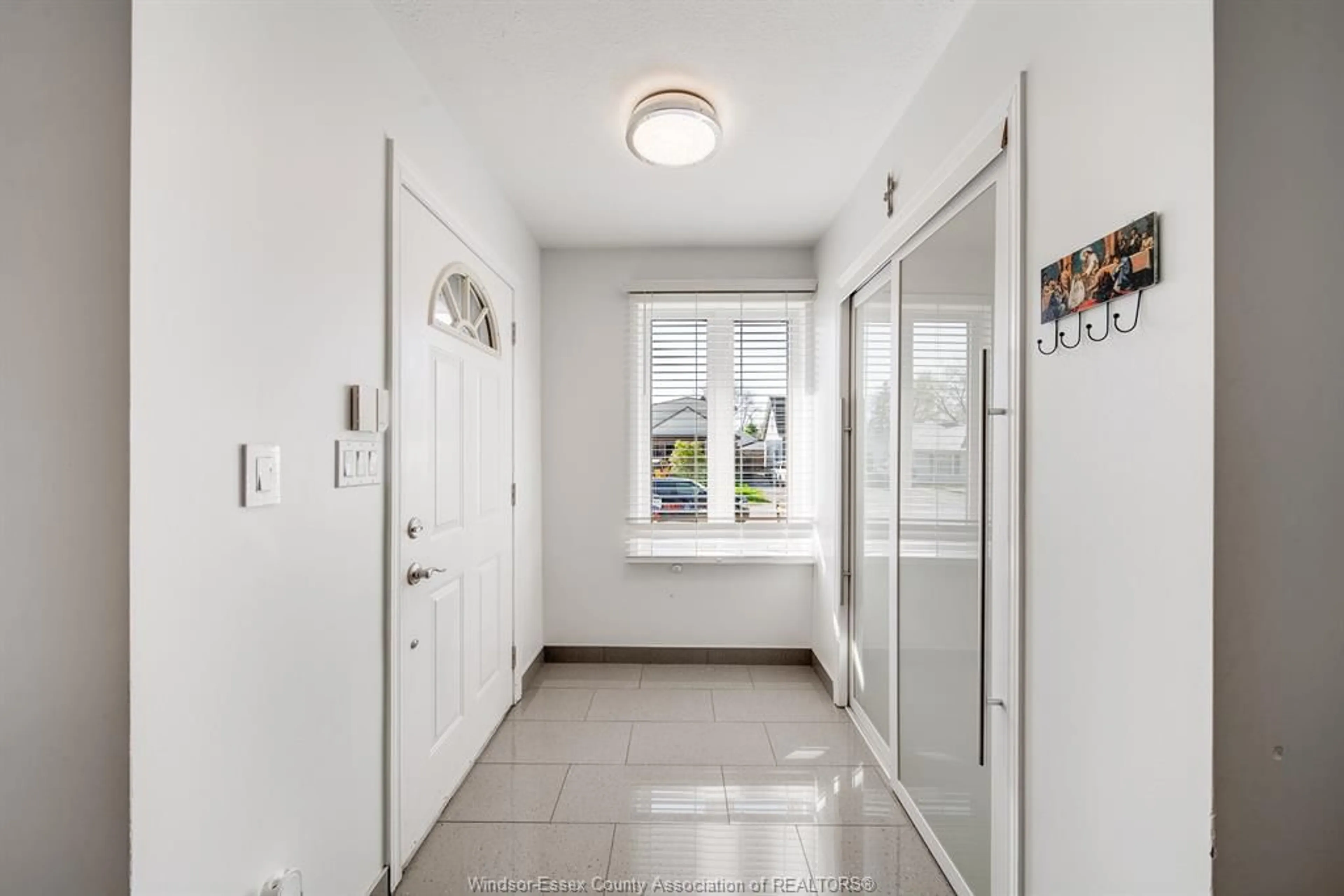 Indoor entryway for 738 BENSETTE St, Windsor Ontario N8X 2Z1