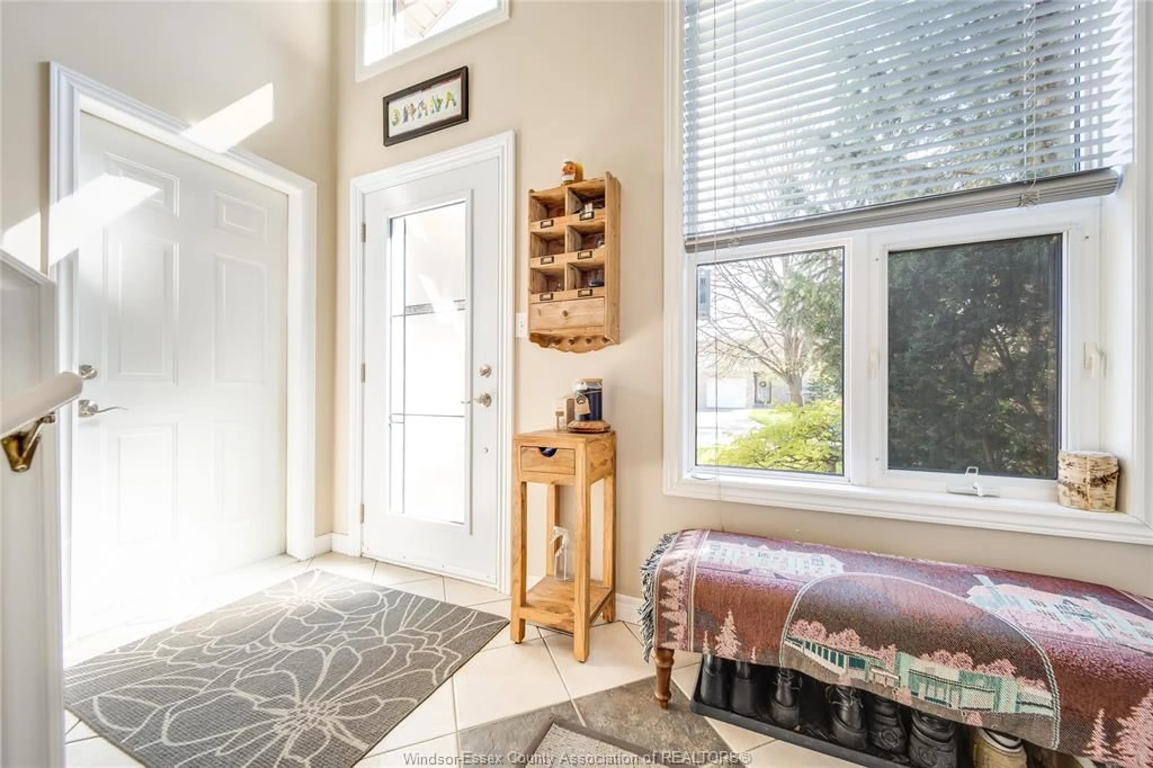 Indoor entryway for 1739 CASTLETON Ave, Windsor Ontario N8P 1P5