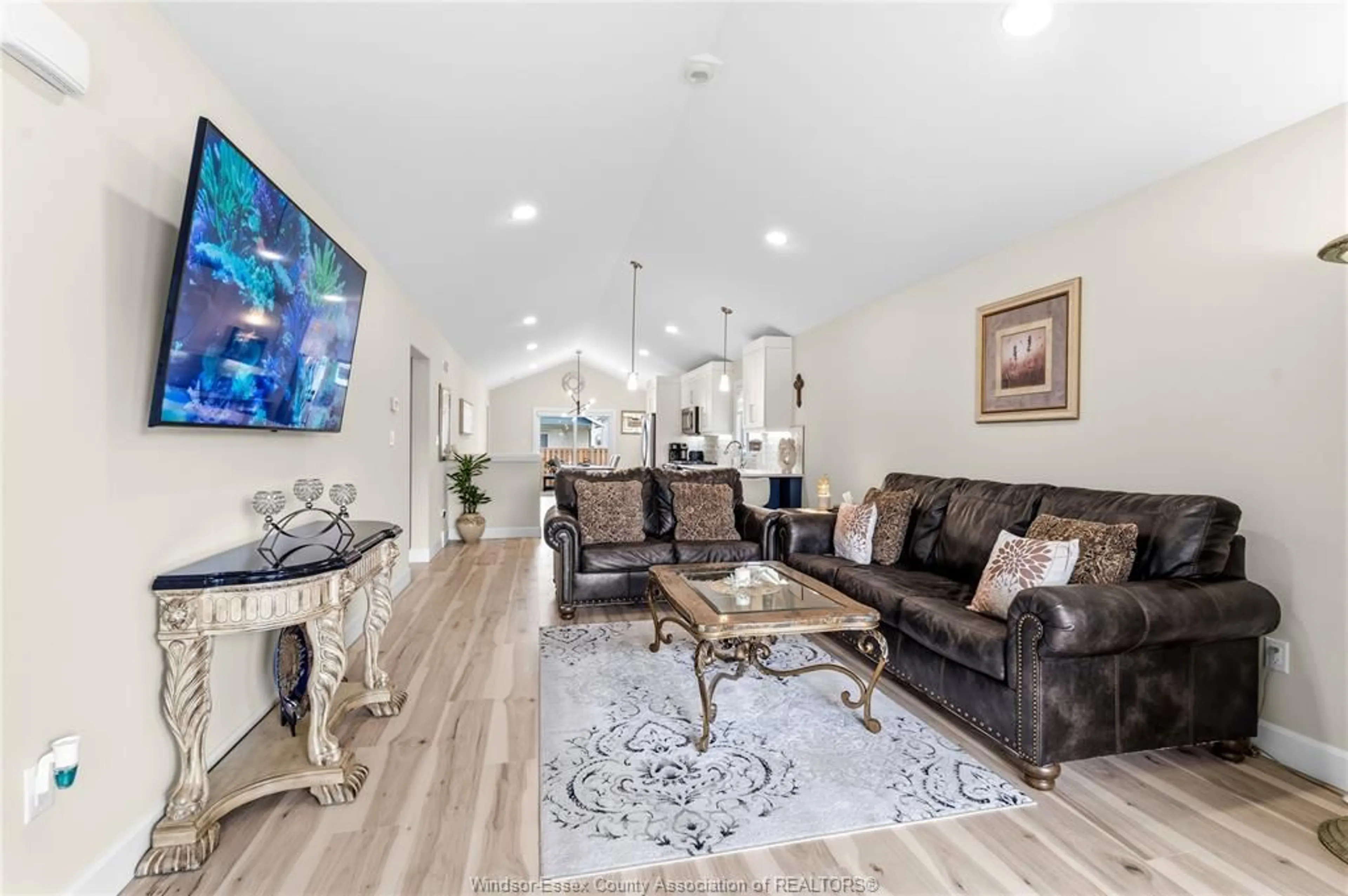 Living room with furniture, unknown for 139 IRONWOOD Trail, Chatham Ontario N7M 0T3