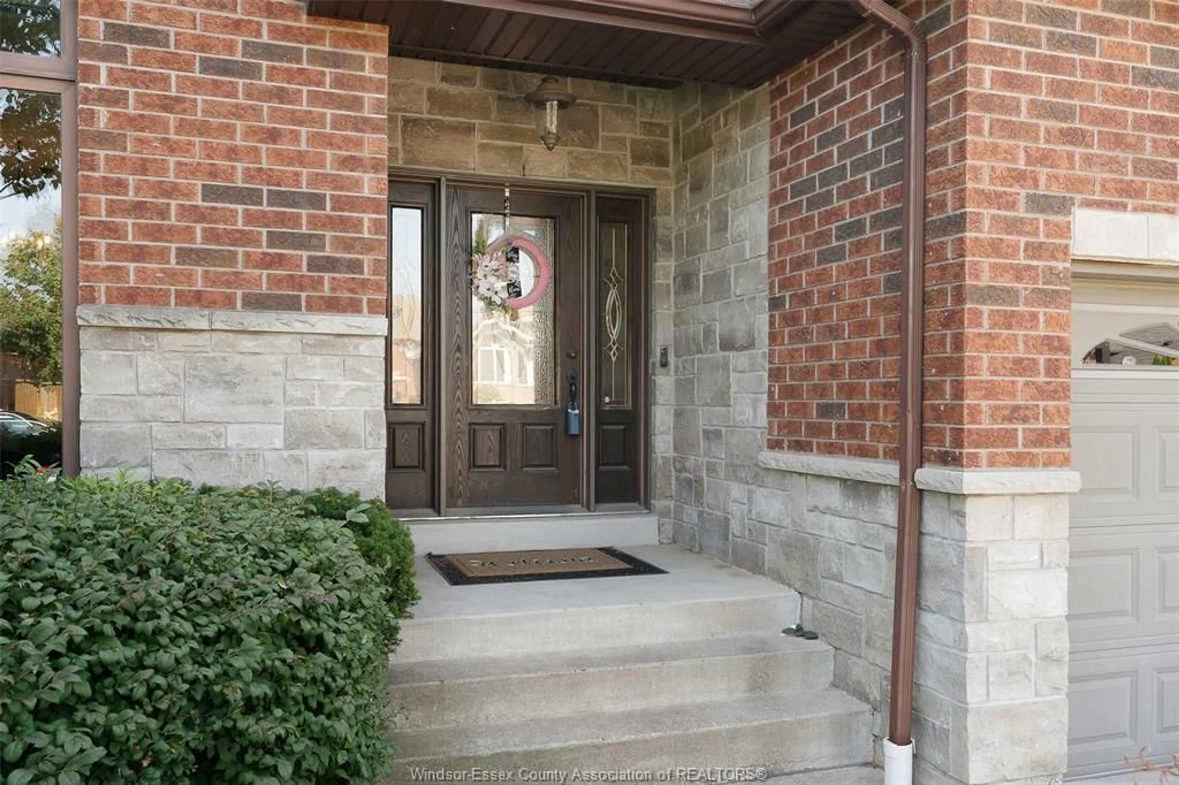Indoor entryway for 2257 ASKIN, Windsor Ontario N9B 3Y4