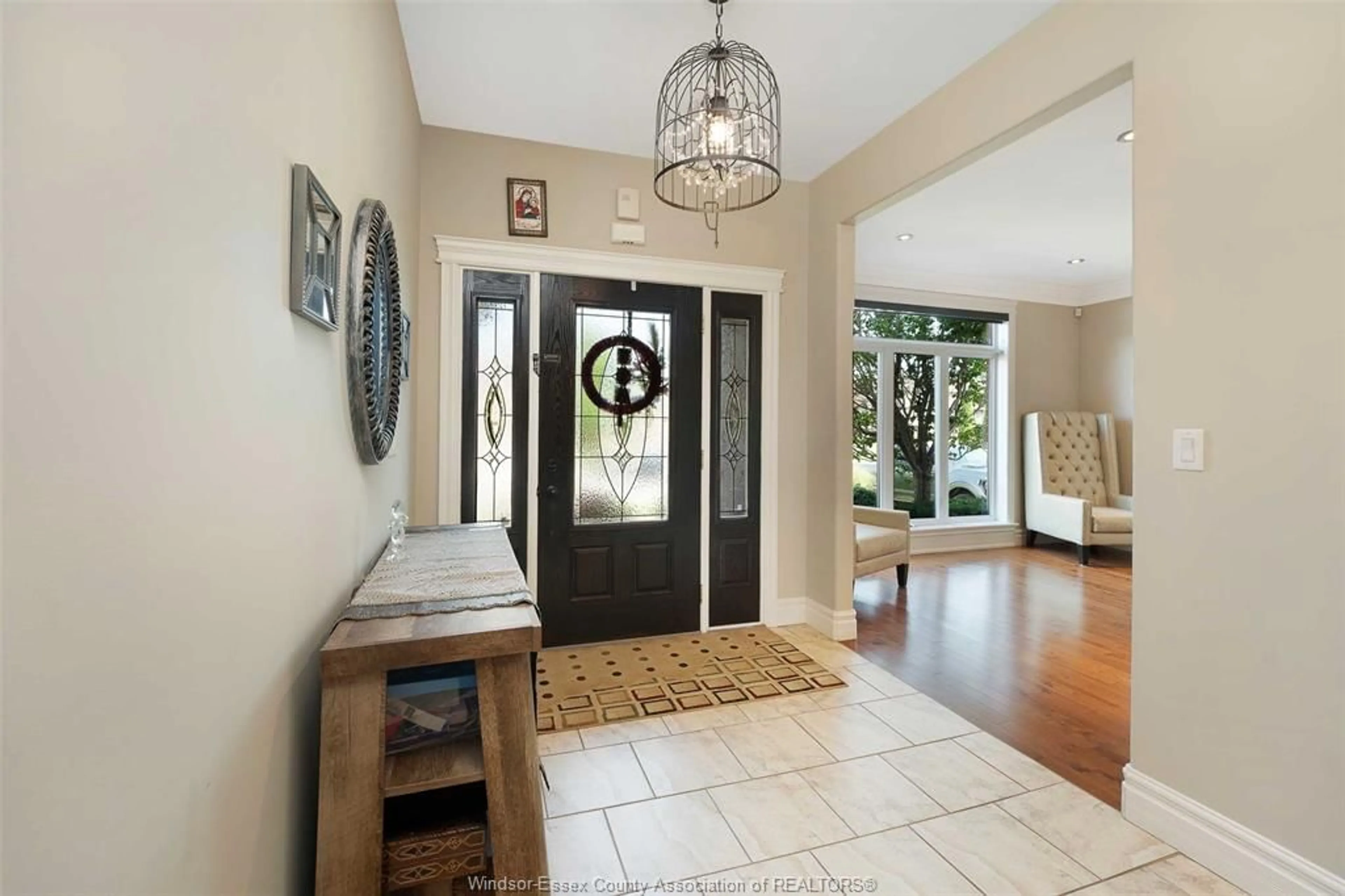 Indoor entryway for 2257 ASKIN, Windsor Ontario N9B 3Y4