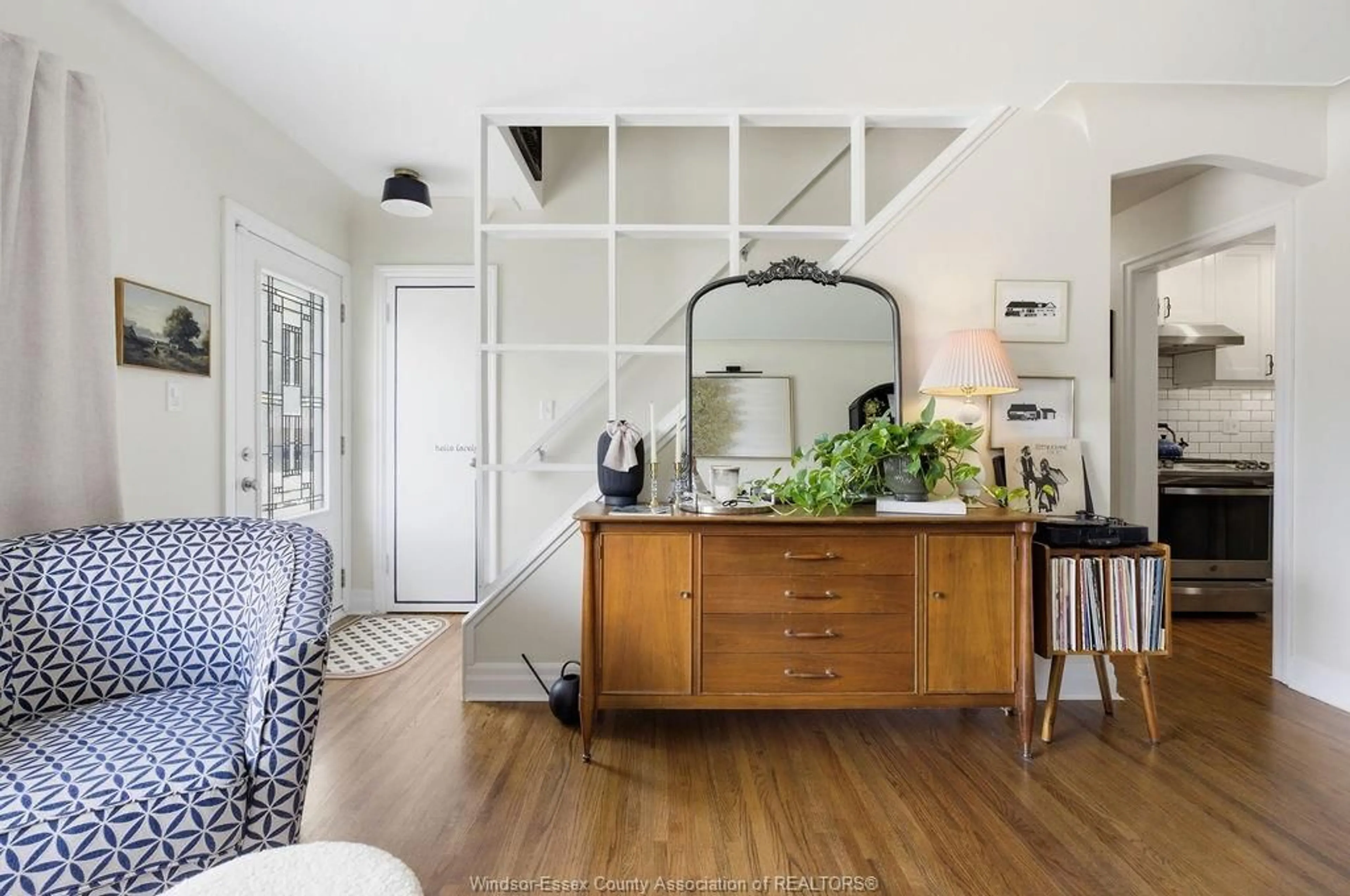 Indoor entryway for 3160 DANDURAND Ave, Windsor Ontario N9E 2E6