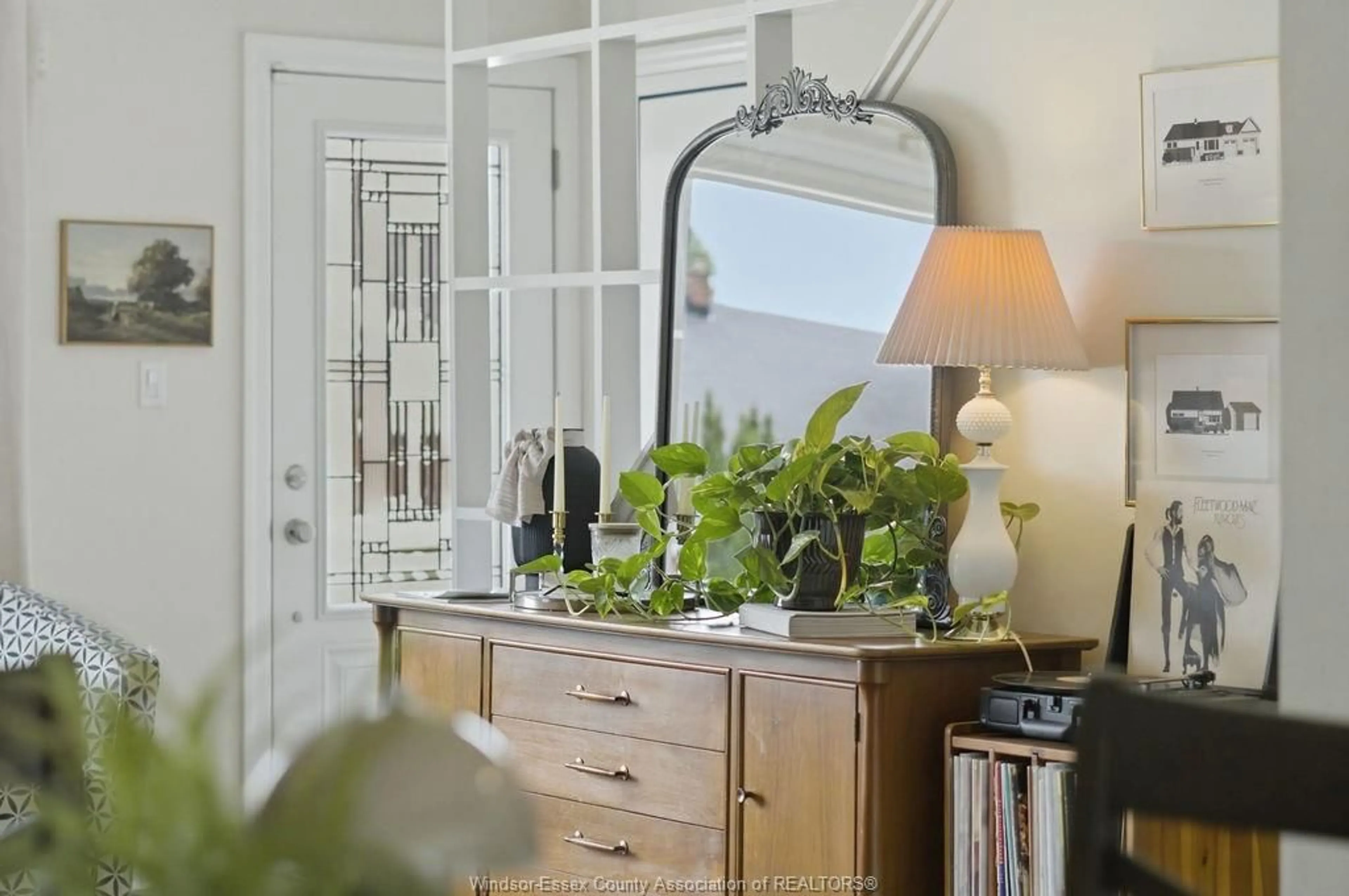 Indoor entryway for 3160 DANDURAND Ave, Windsor Ontario N9E 2E6