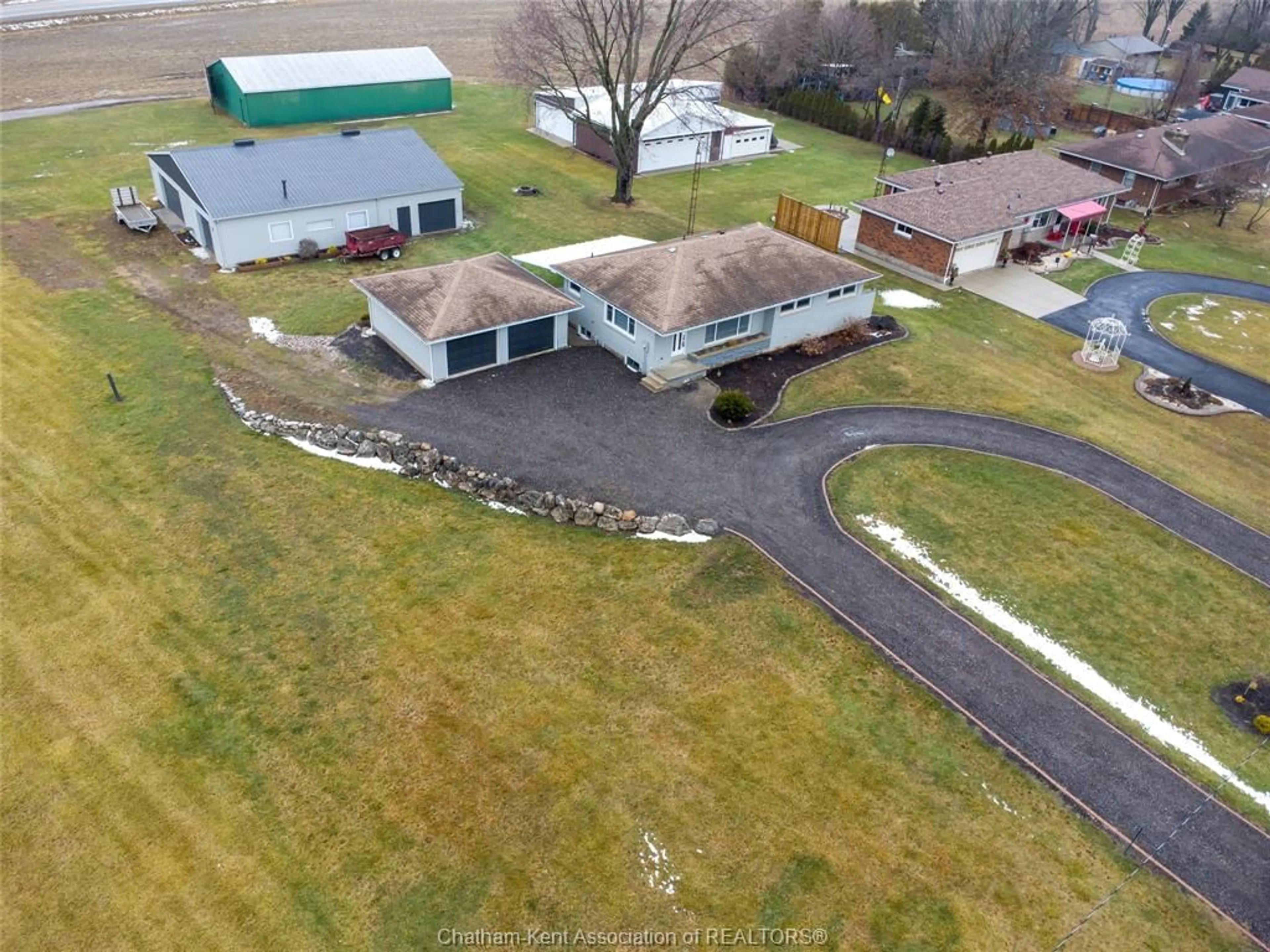 A pic from outside/outdoor area/front of a property/back of a property/a pic from drone, building for 17 Glenmar Ave, Chatham Ontario N7M 5J7