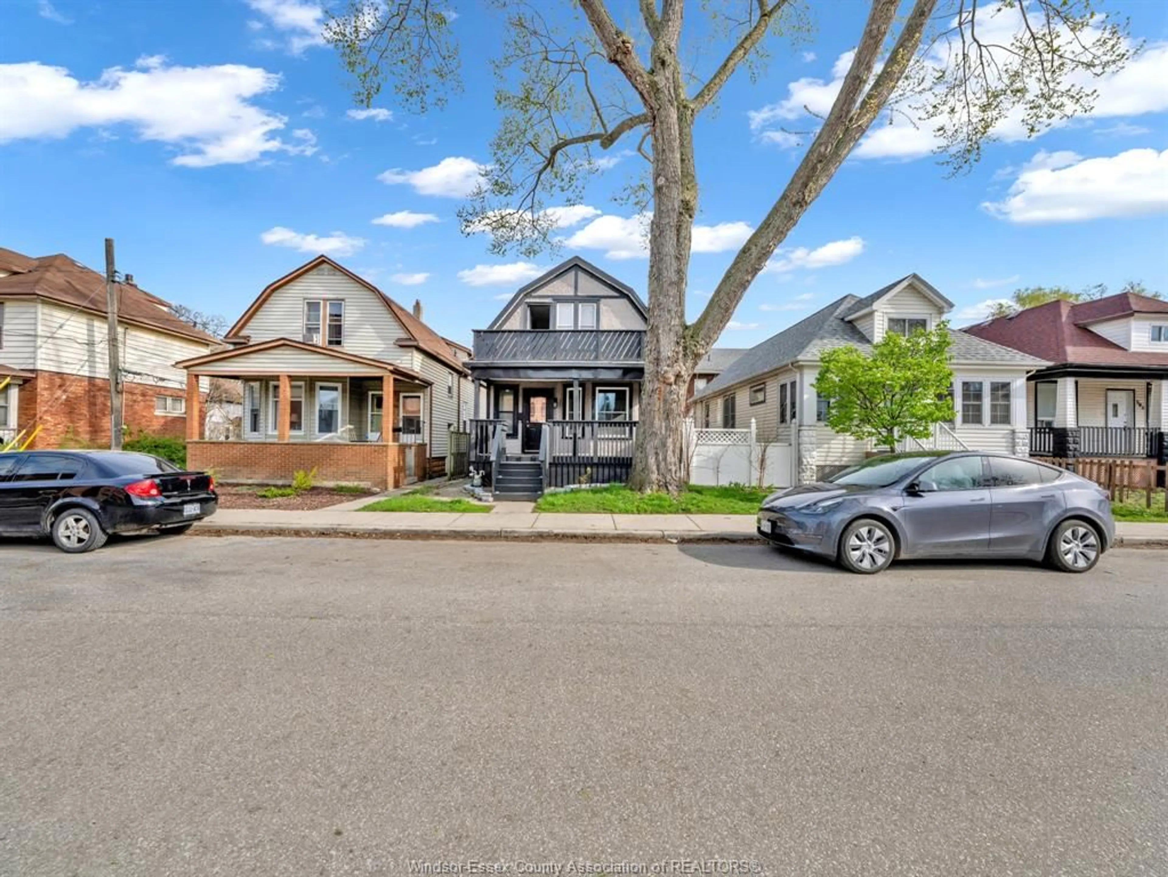 A pic from outside/outdoor area/front of a property/back of a property/a pic from drone, street for 371 NEWBURY St, Windsor Ontario N9A 6A1