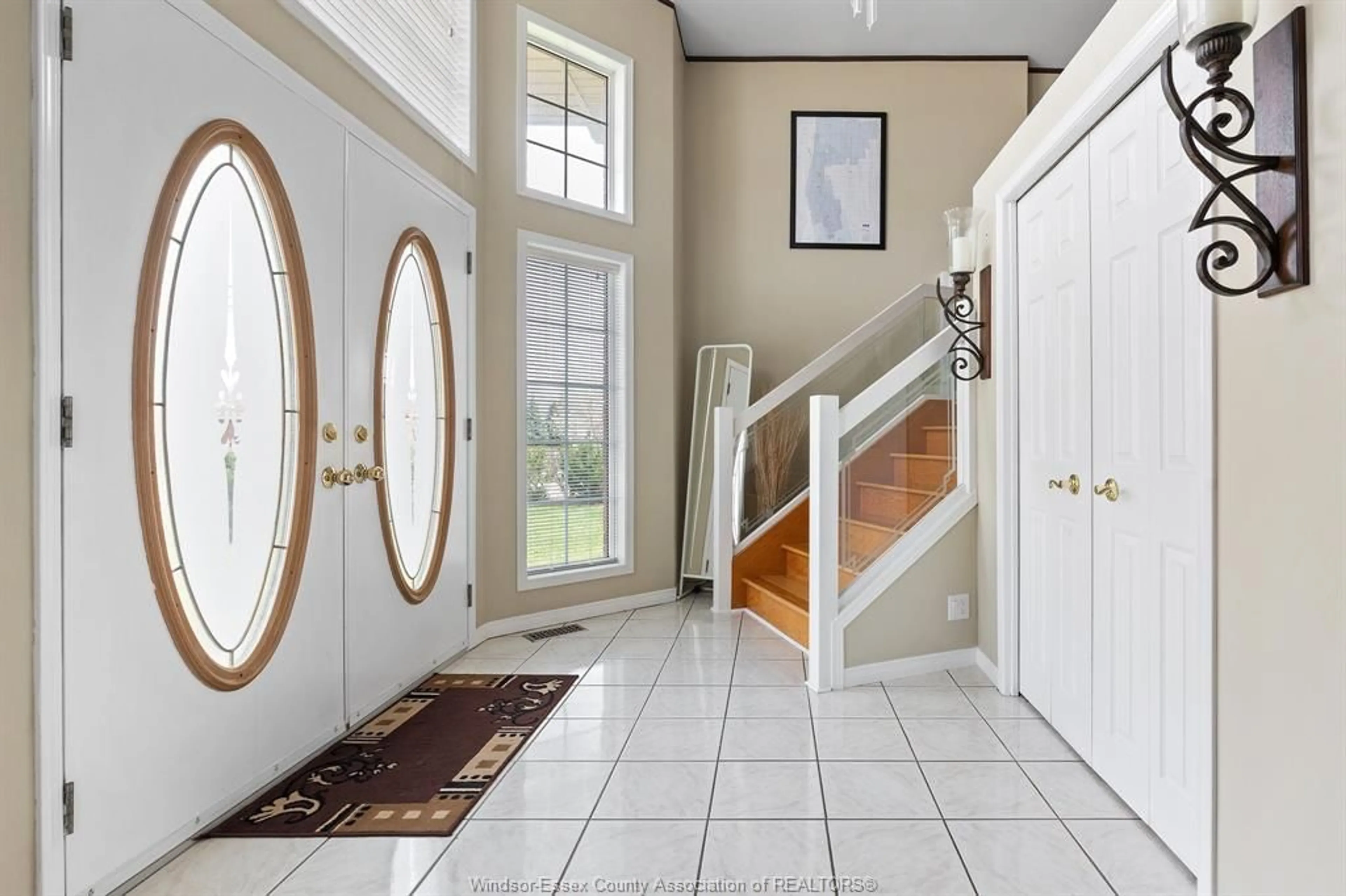 Indoor entryway for 330 REAUME Rd, LaSalle Ontario N9J 1B1