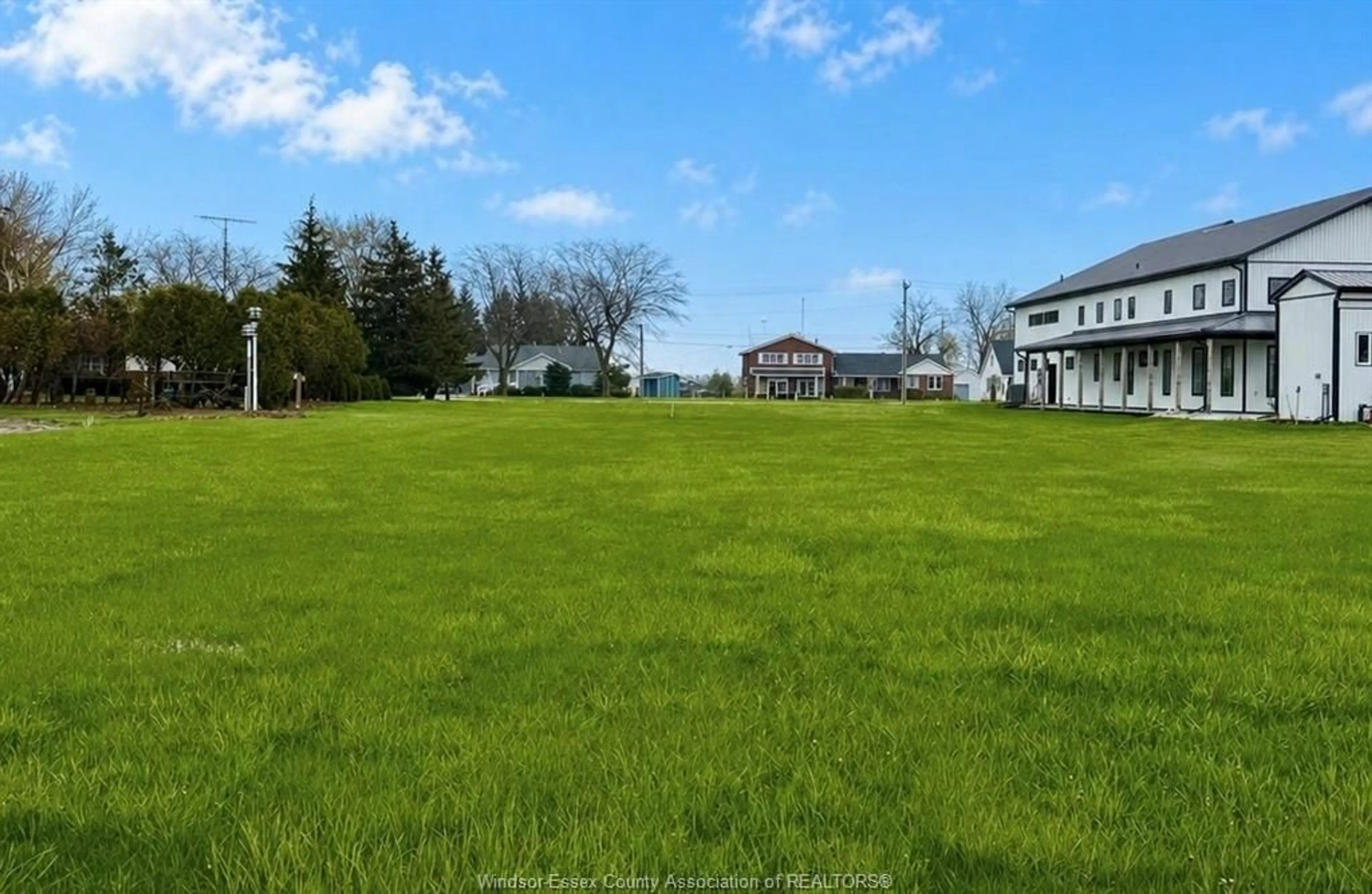 A pic from outside/outdoor area/front of a property/back of a property/a pic from drone, unknown for 217 Erie St, Merlin Ontario N0P 1W0