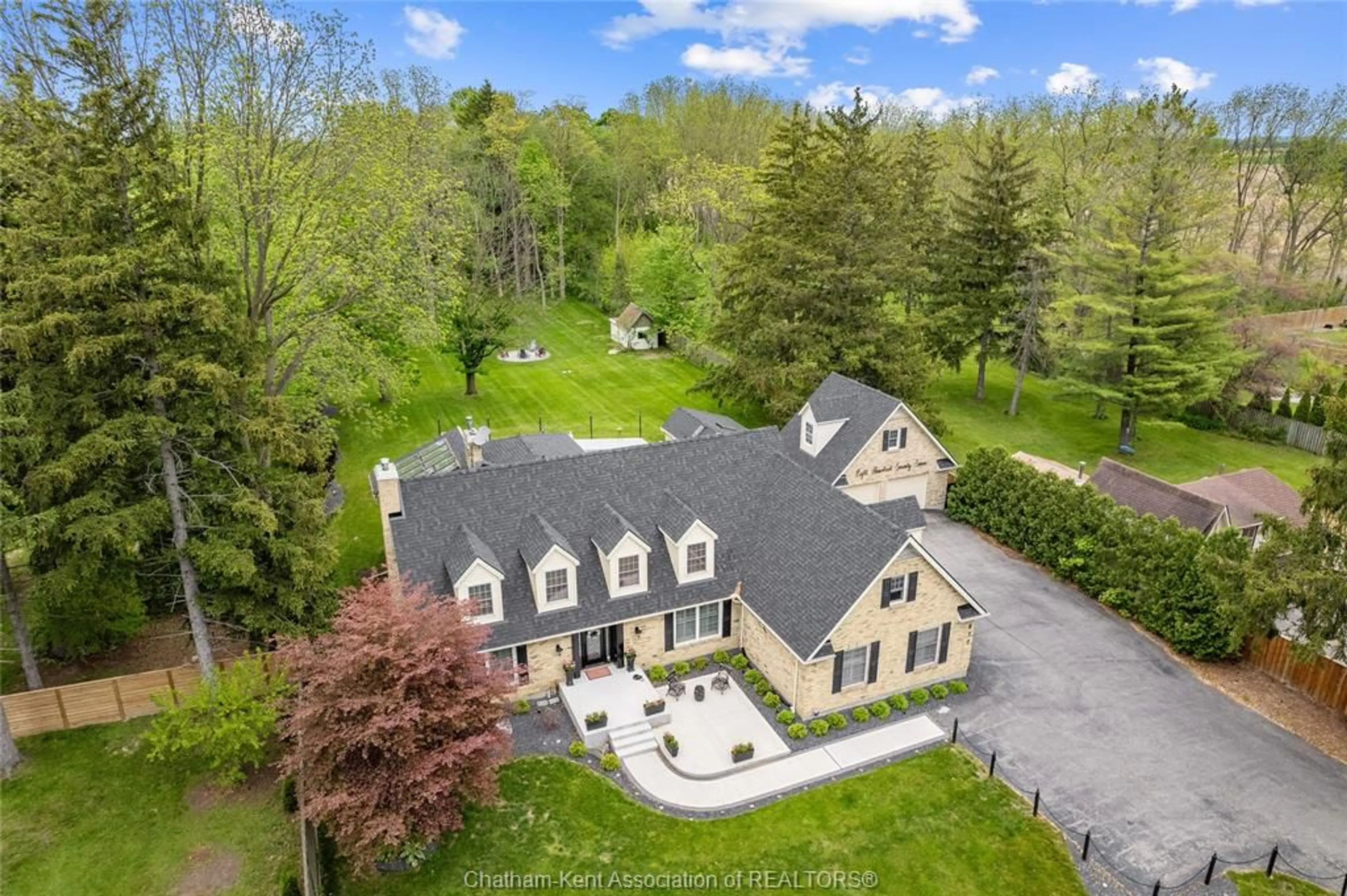 A pic from outside/outdoor area/front of a property/back of a property/a pic from drone, street for 877 CHARING CROSS Rd, Chatham Ontario N7M 5H3
