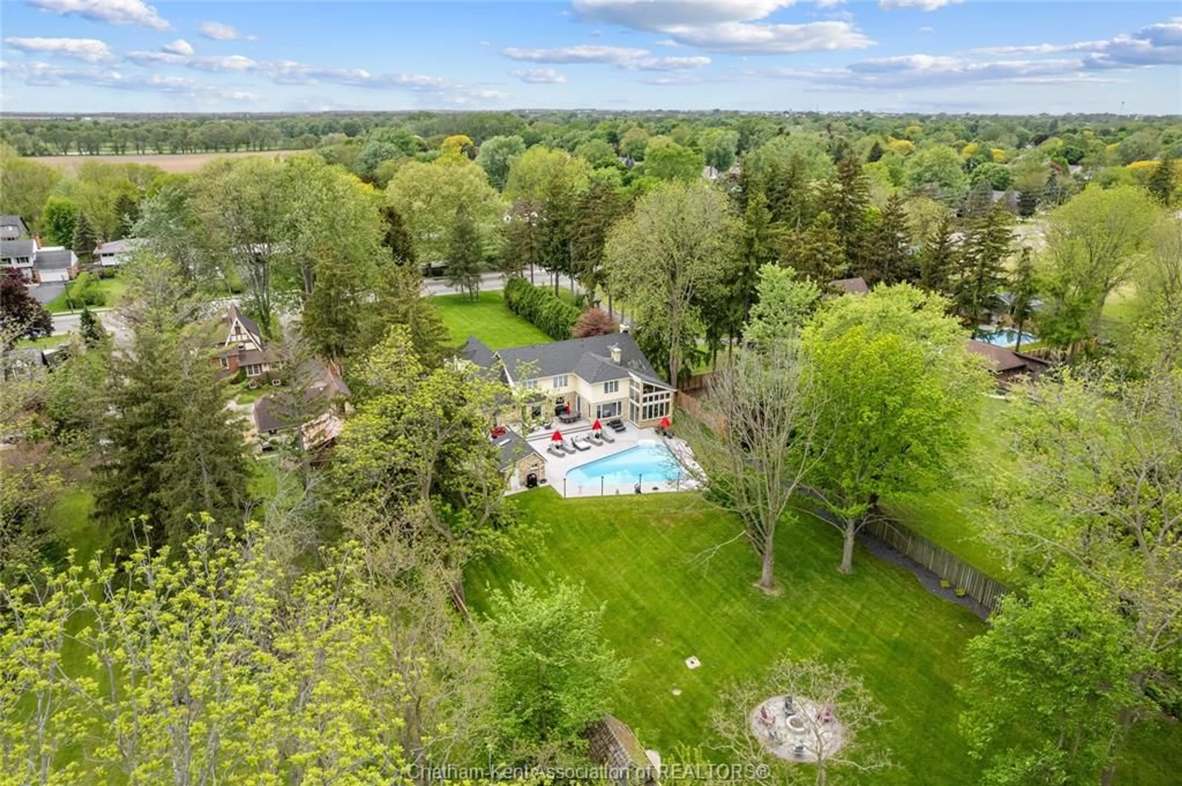 A pic from outside/outdoor area/front of a property/back of a property/a pic from drone, water/lake/river/ocean view for 877 CHARING CROSS Rd, Chatham Ontario N7M 5H3
