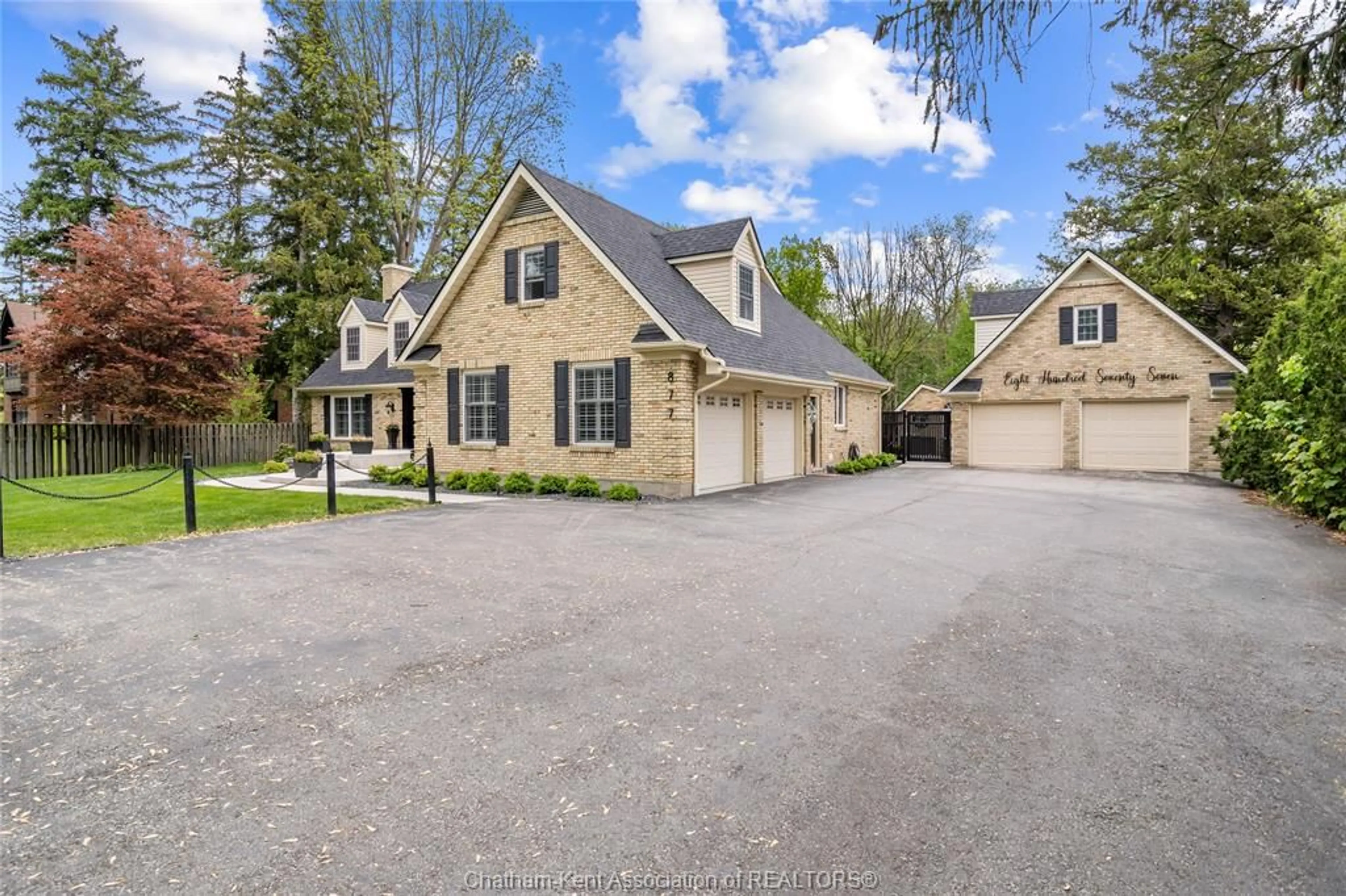 A pic from outside/outdoor area/front of a property/back of a property/a pic from drone, street for 877 CHARING CROSS Rd, Chatham Ontario N7M 5H3