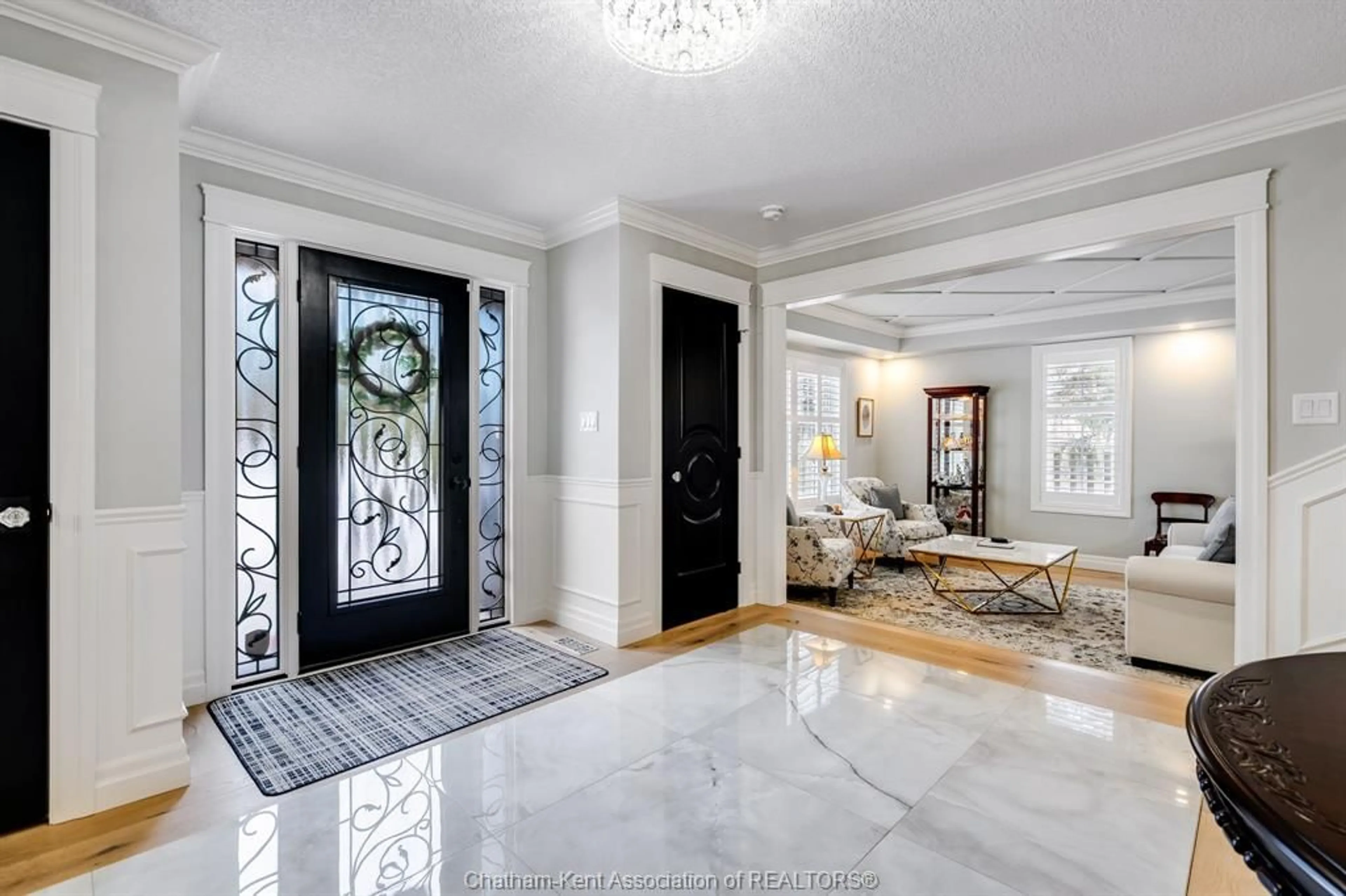 Indoor entryway for 877 CHARING CROSS Rd, Chatham Ontario N7M 5H3