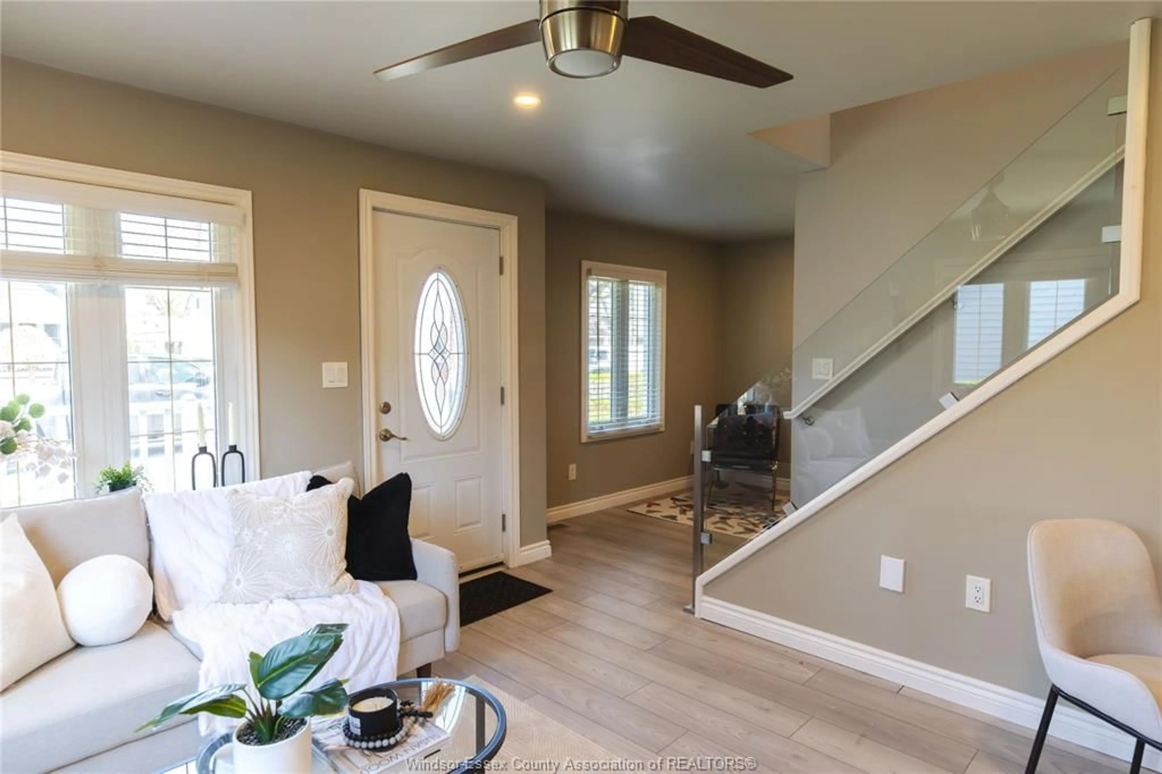 Indoor entryway for 635 VANIER, Windsor Ontario N8X 3E4