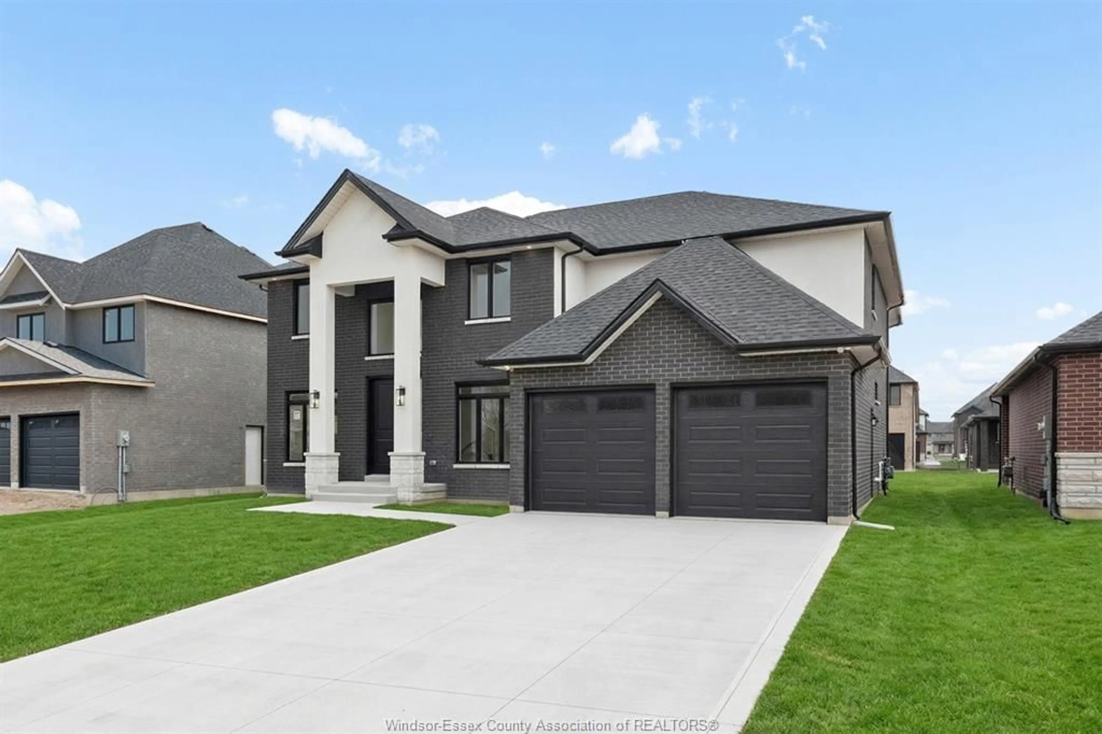 Home with vinyl exterior material, street for 3656 OAKRIDGE Ave, Windsor Ontario N9E 0B3