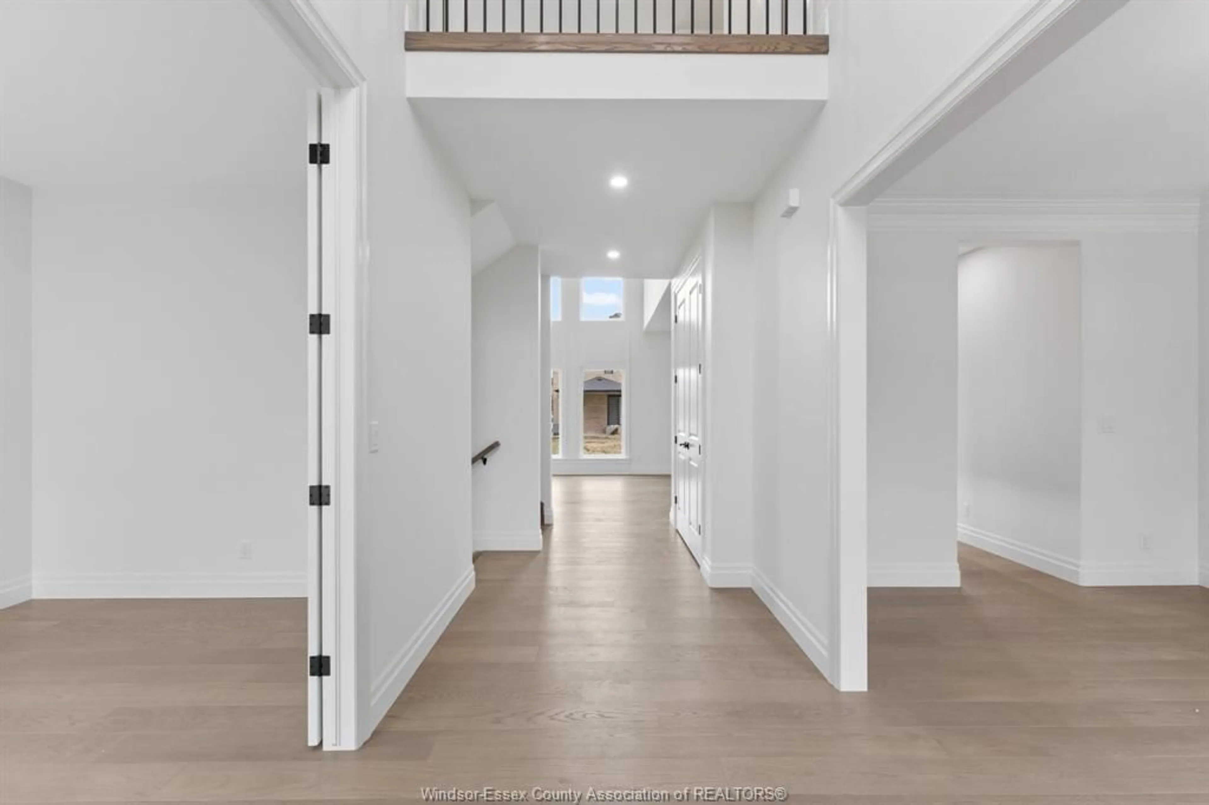 Indoor foyer for 3656 OAKRIDGE Ave, Windsor Ontario N9E 0B3