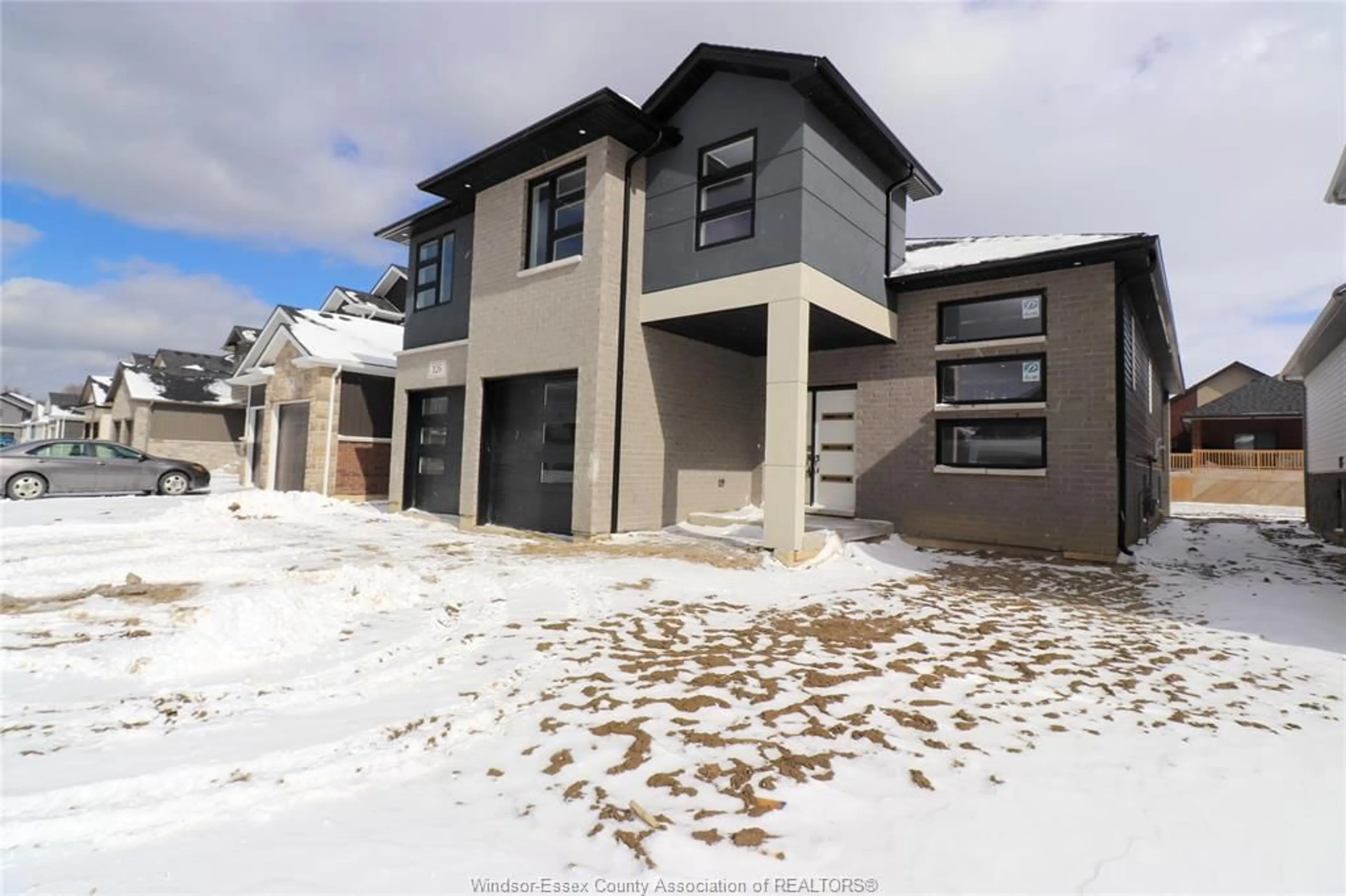 A pic from outside/outdoor area/front of a property/back of a property/a pic from drone, street for 19 BLOOMINGTON, Chatham Ontario N7L 0H3