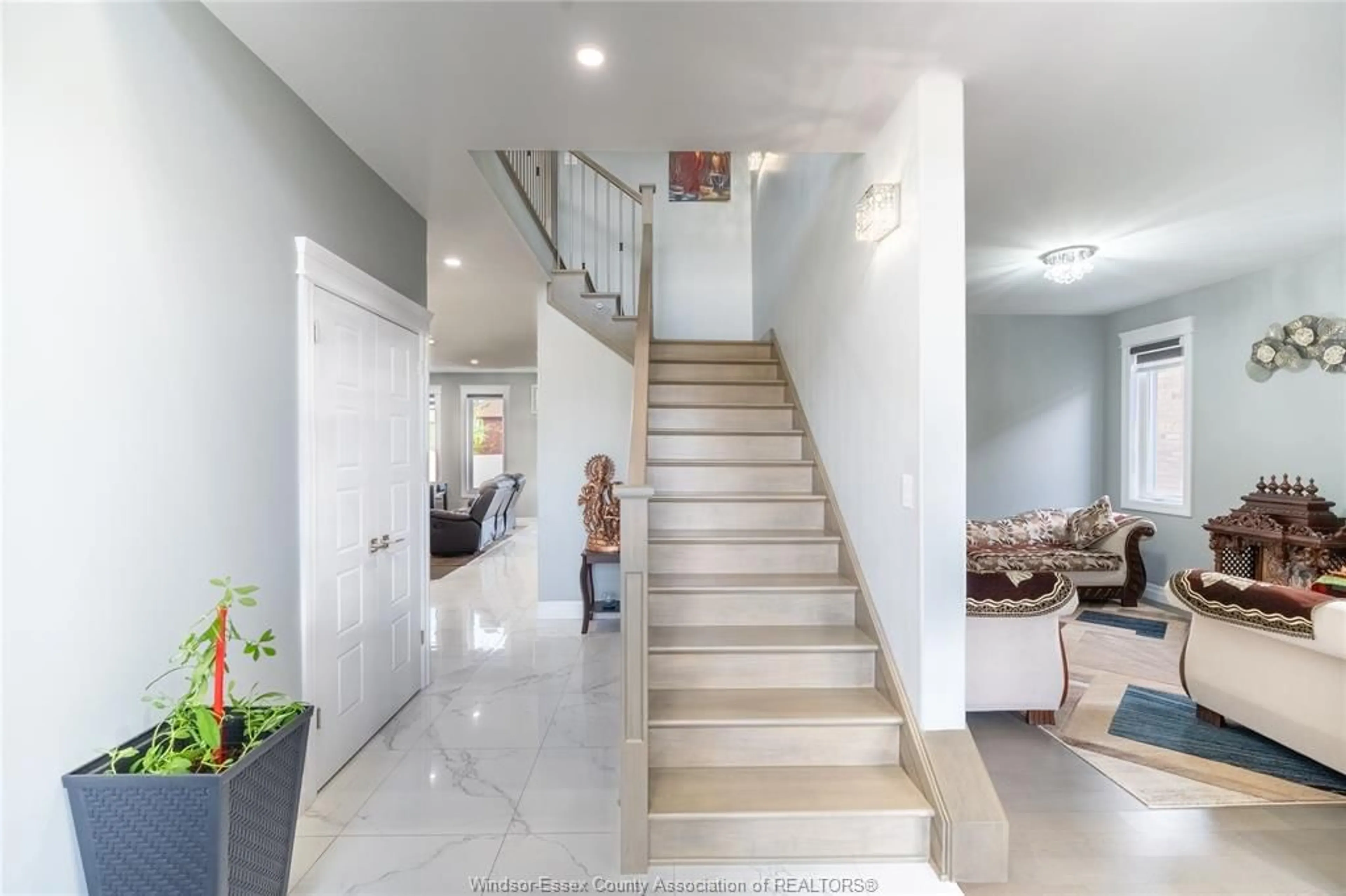 Indoor foyer for 1557 ROCKPORT St, Windsor Ontario N9G 0B6