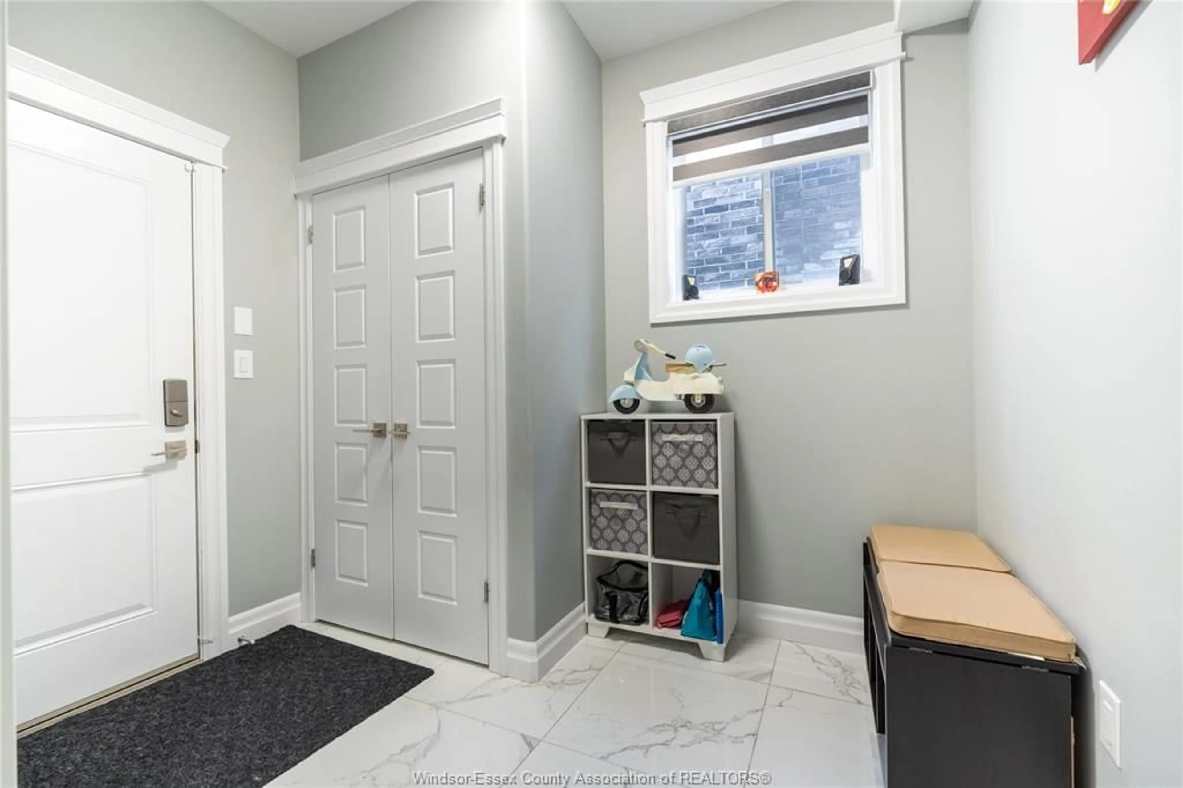 Indoor entryway for 1557 ROCKPORT St, Windsor Ontario N9G 0B6