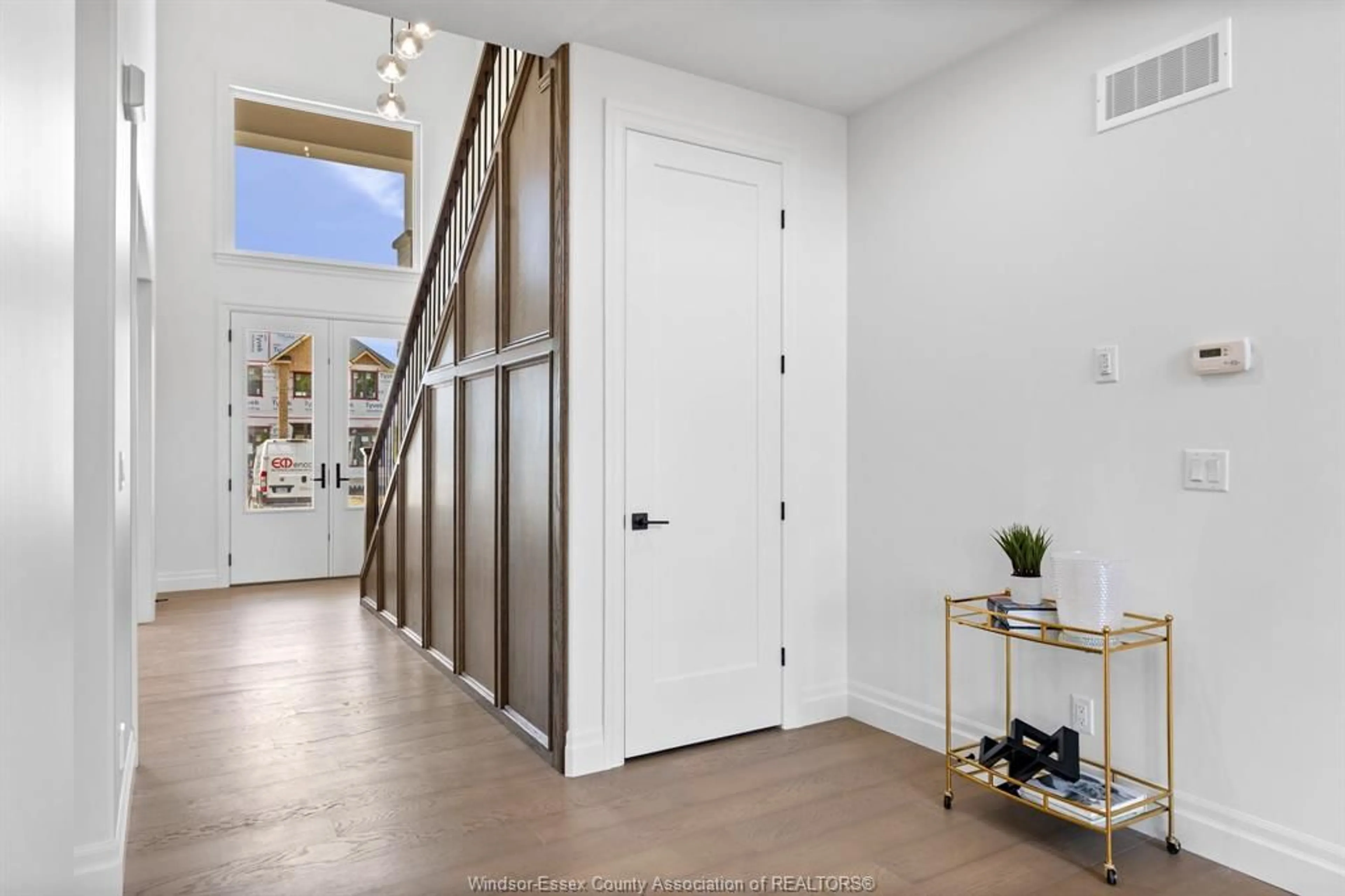 Indoor entryway for 3662 OAKRIDGE Ave, Windsor Ontario N9E 0B3