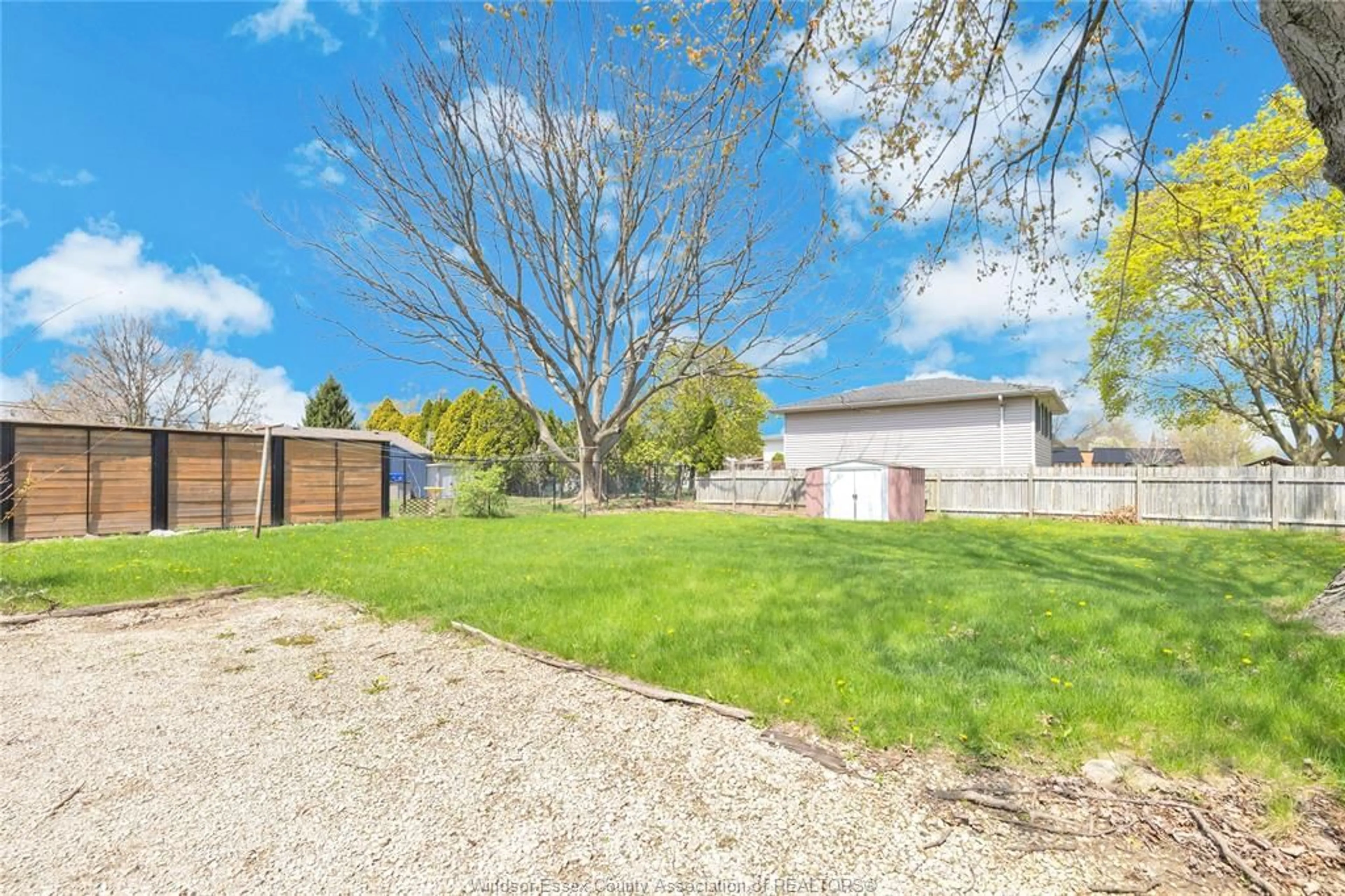 A pic from outside/outdoor area/front of a property/back of a property/a pic from drone, street for 228 PICKERING, Amherstburg Ontario N9V 1R5