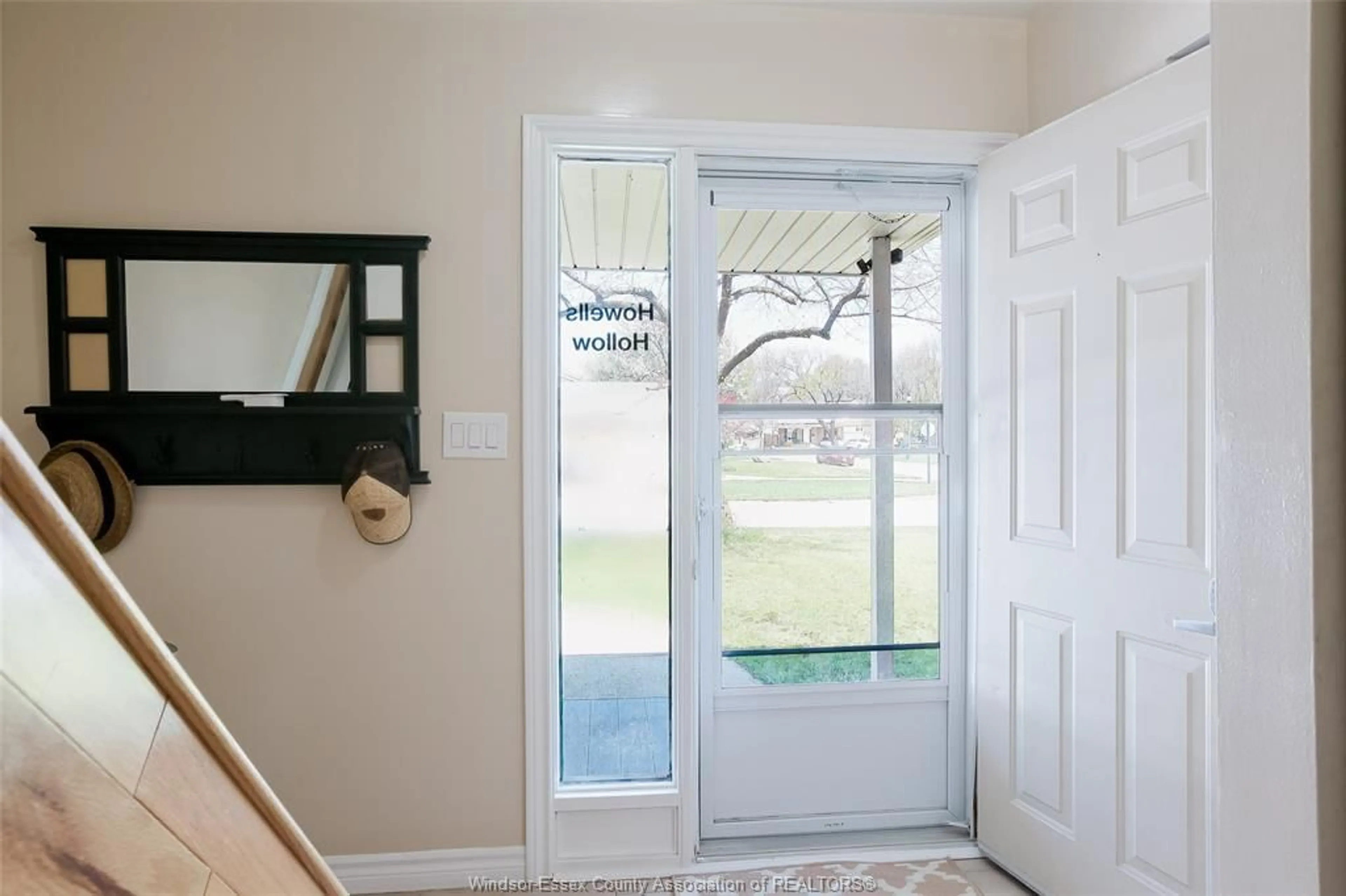 Indoor entryway for 325 MCCURDY, Amherstburg Ontario N9V 3B8