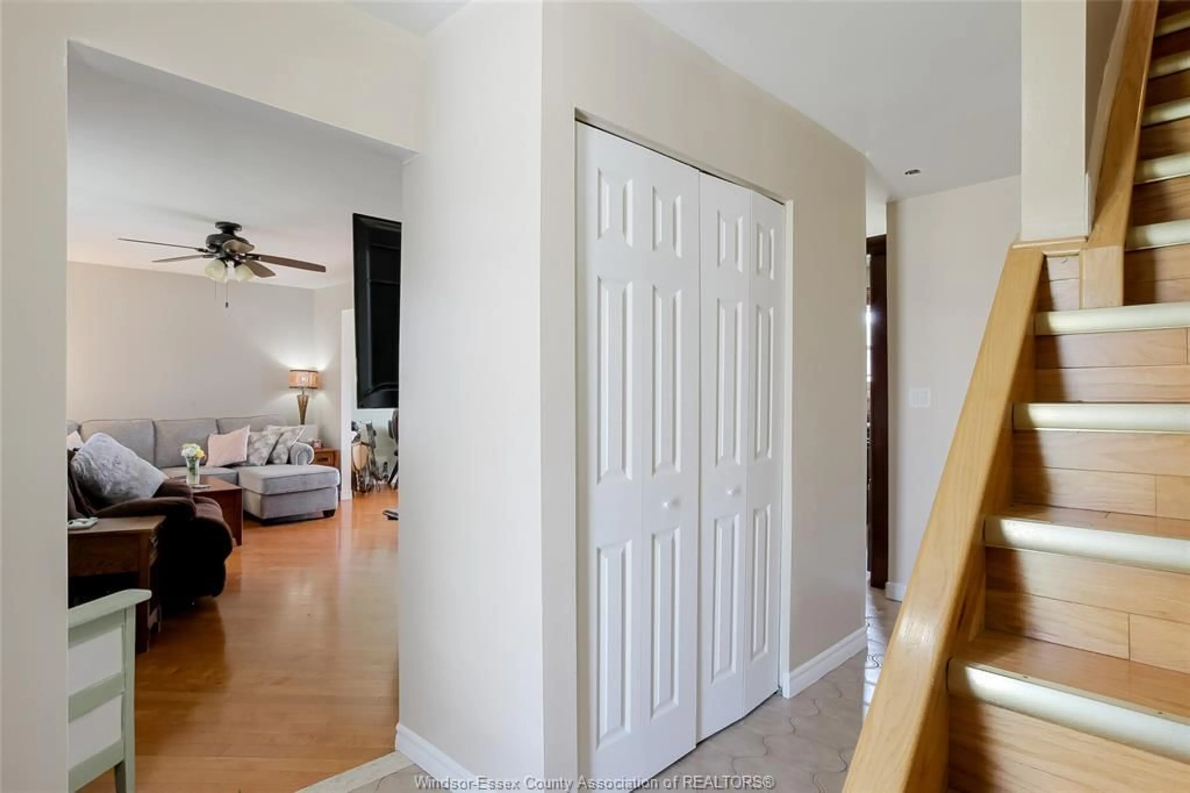Indoor entryway for 325 MCCURDY, Amherstburg Ontario N9V 3B8