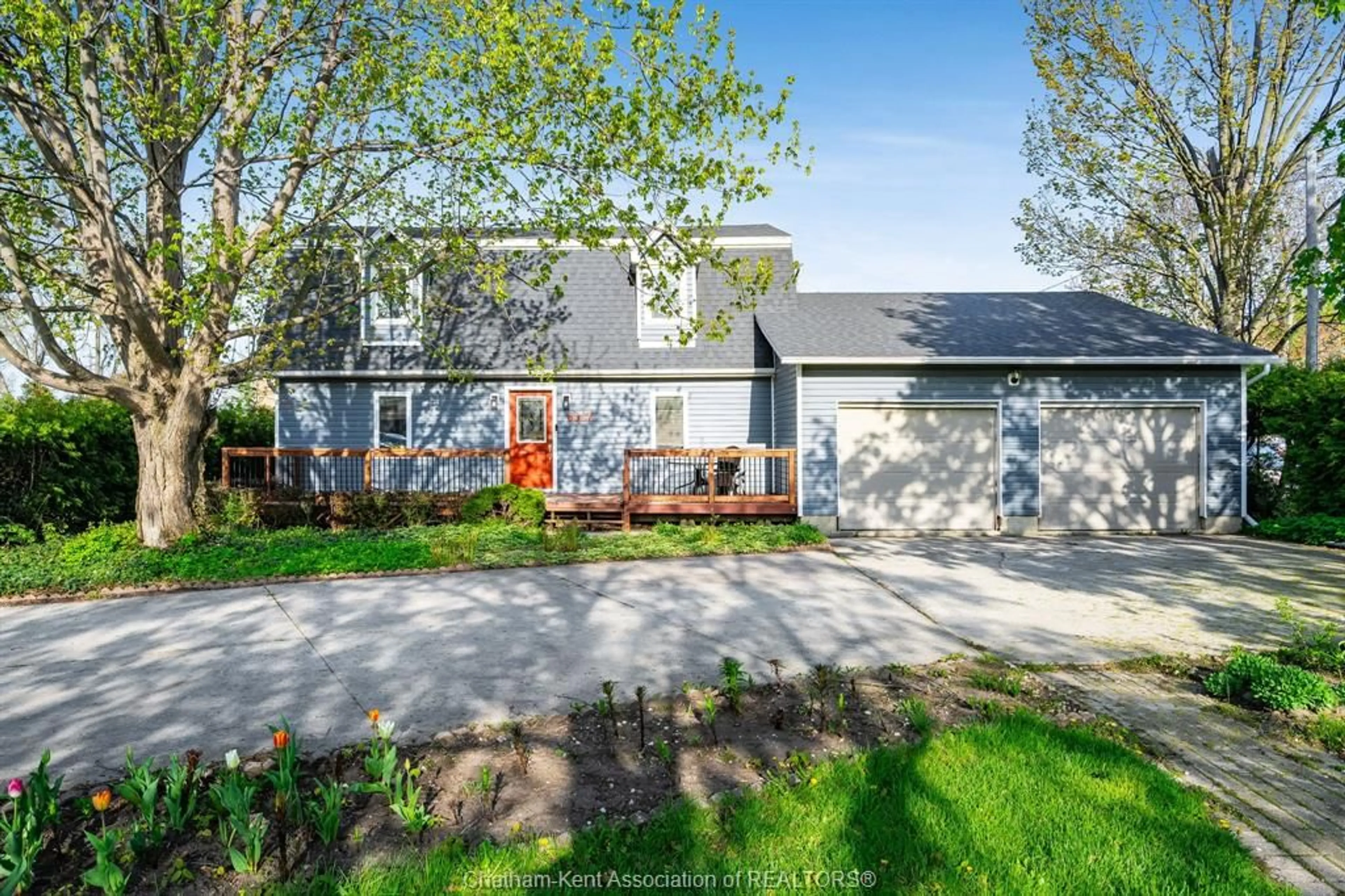 A pic from outside/outdoor area/front of a property/back of a property/a pic from drone, street for 6527 Main St, Comber Ontario N0P 1J0