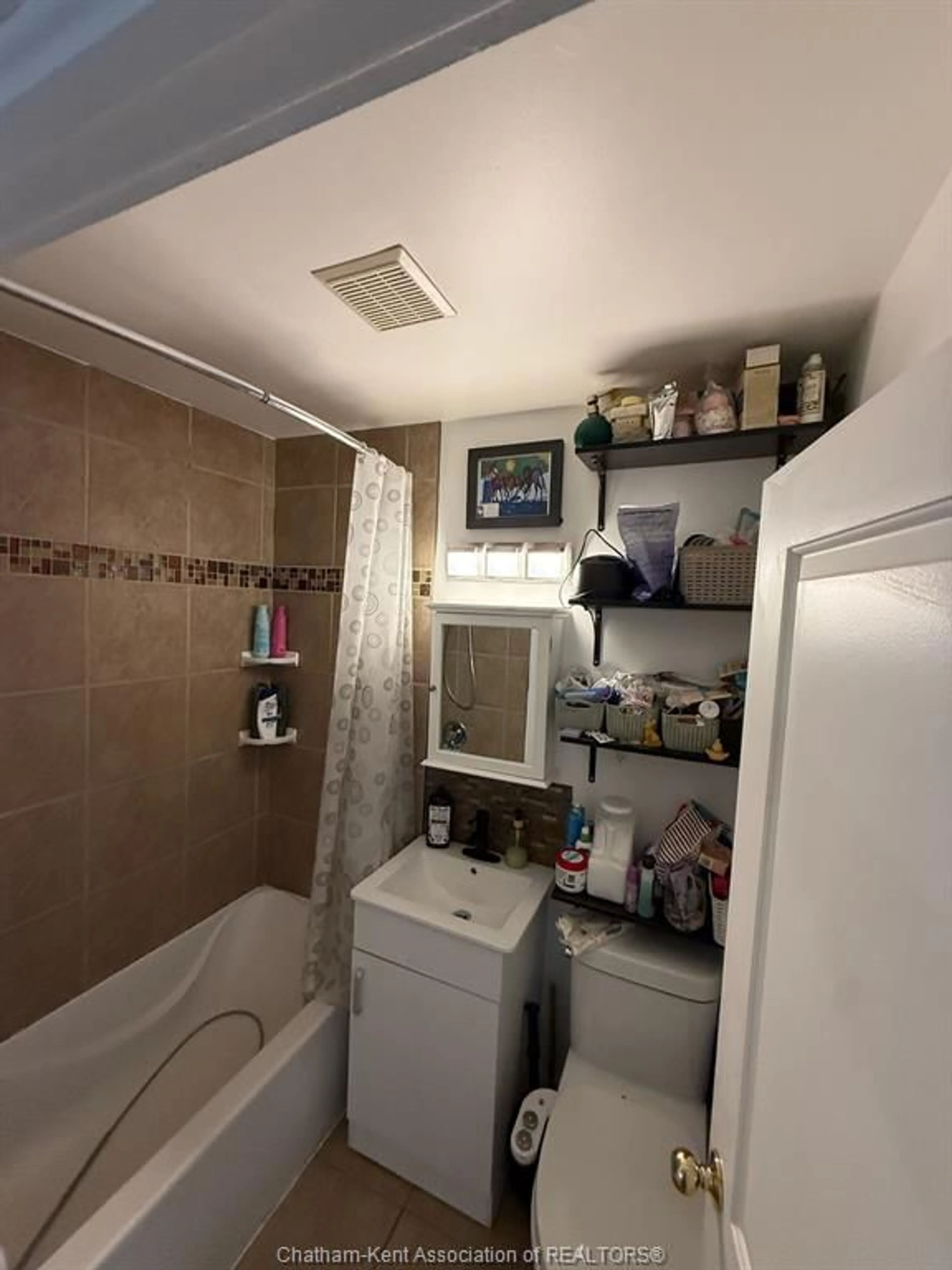 A pic of a room for 95 Poplar St, Chatham Ontario N7L 1K2