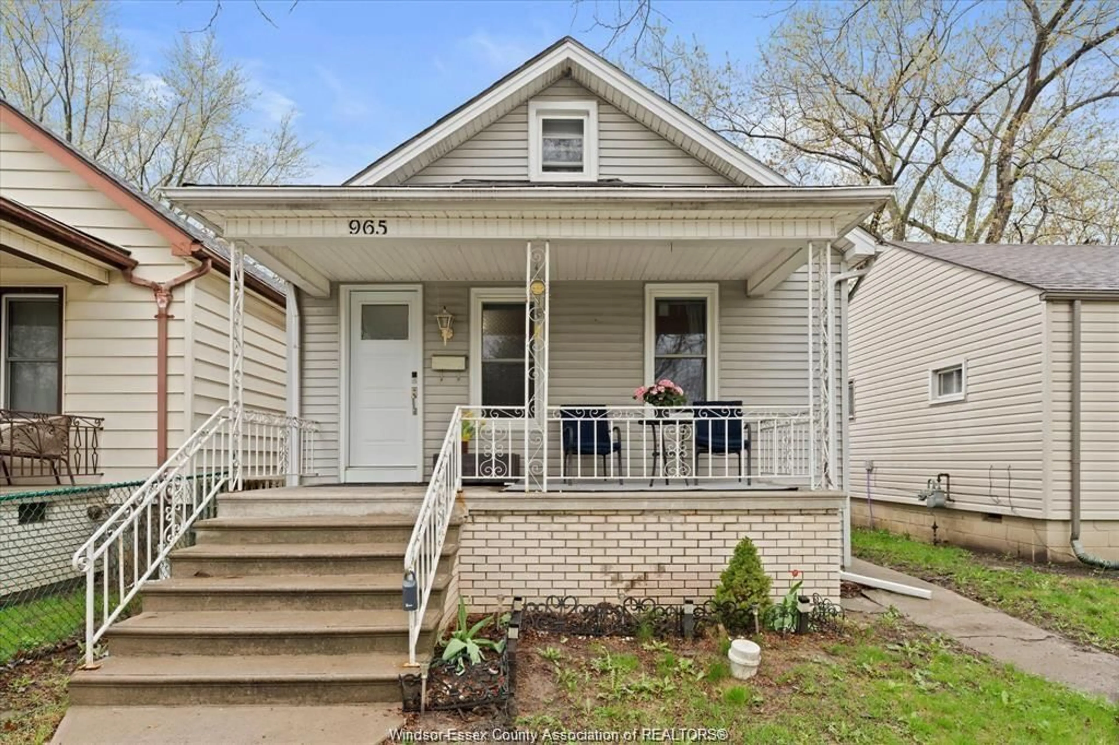 Home with vinyl exterior material, street for 965 BRIDGE Ave, Windsor Ontario N9B 2M9