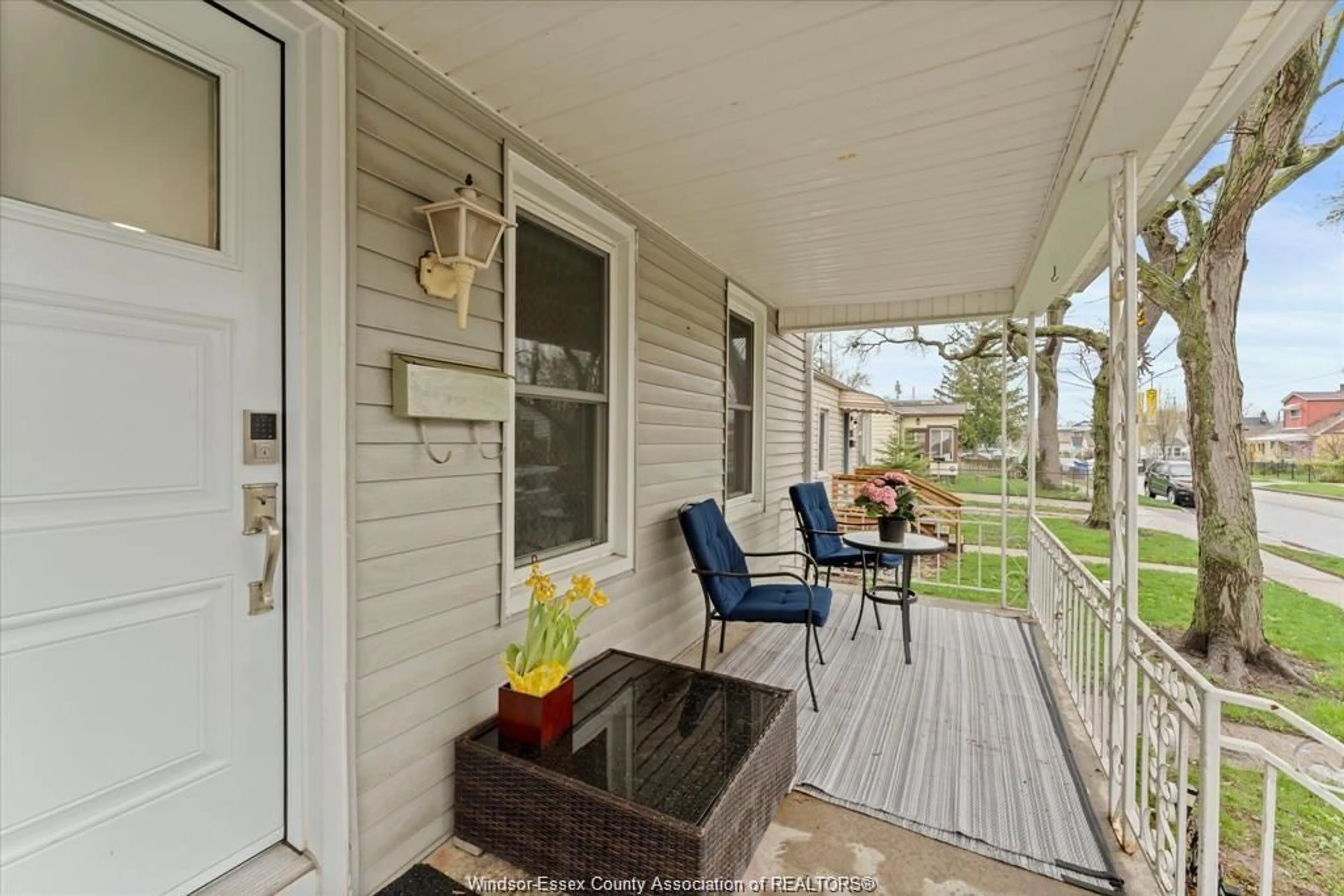 Patio, street for 965 BRIDGE Ave, Windsor Ontario N9B 2M9