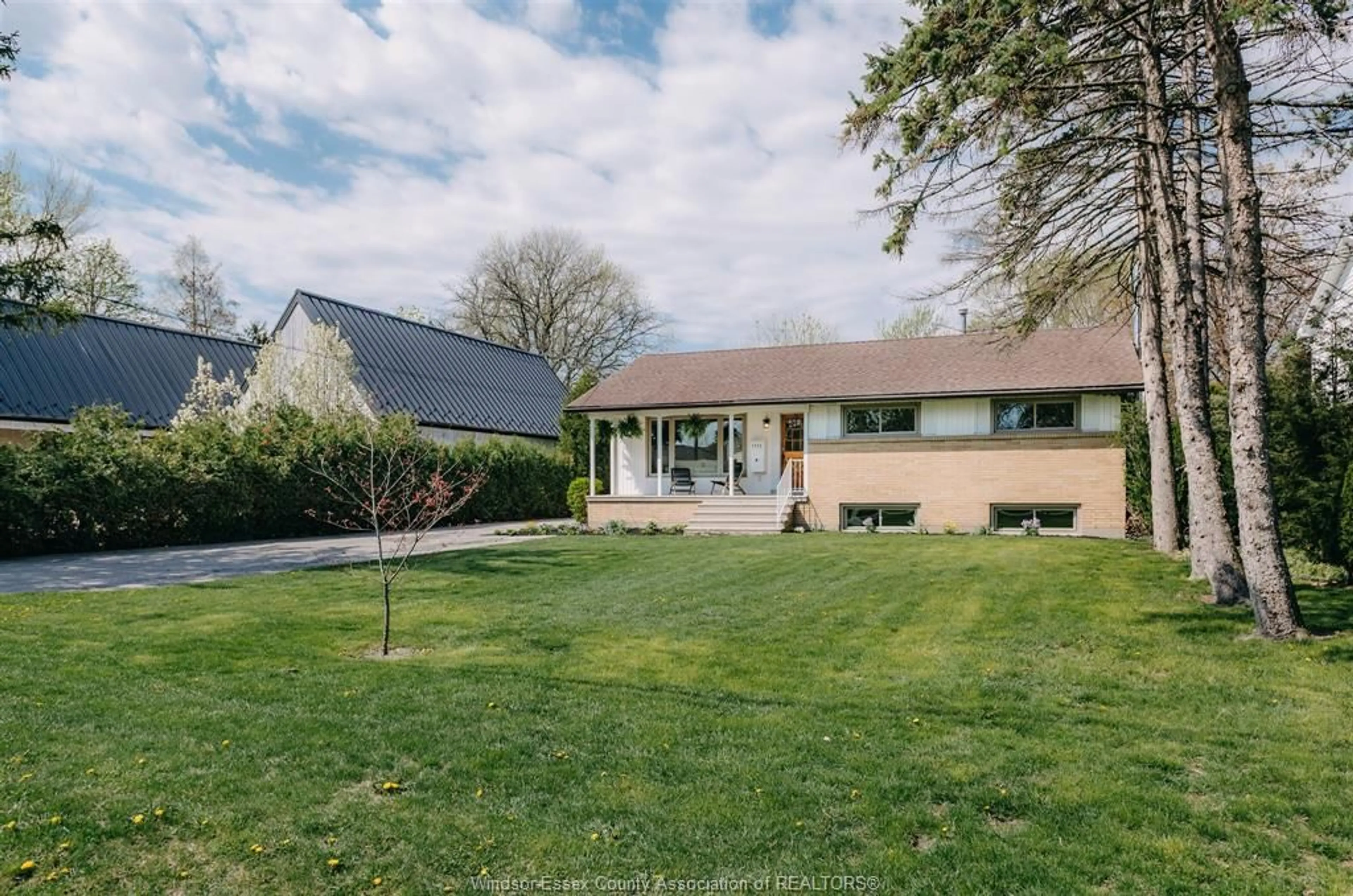 A pic from outside/outdoor area/front of a property/back of a property/a pic from drone, street for 1115 Jarvis Ave, Windsor Ontario N8P 1C8